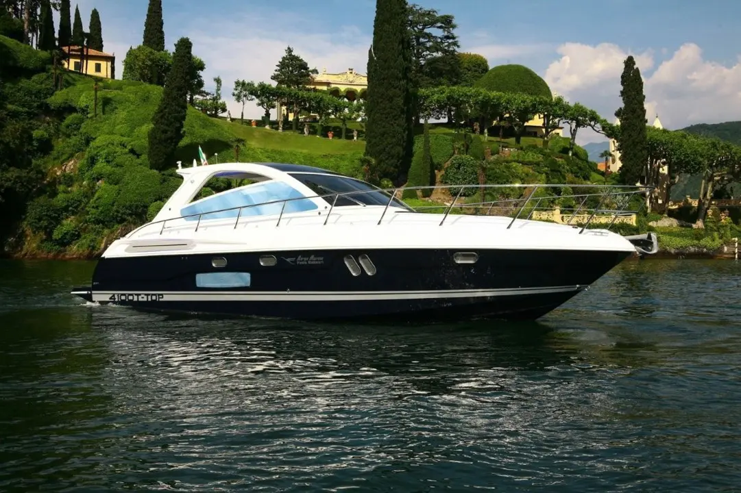 Airon Marine 43 — Bateau à moteur blanc et bleu présenté de profil sur un plan d’eau.