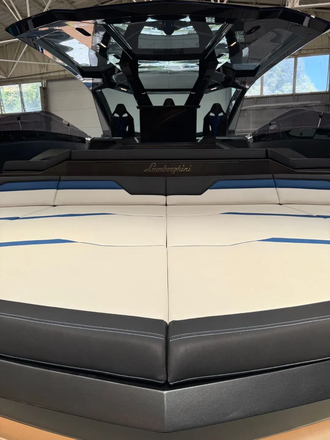 Tecnomar Lamborghini 63 — Vue rapprochée du cockpit et des sièges avant d’un bateau exposé en intérieur.