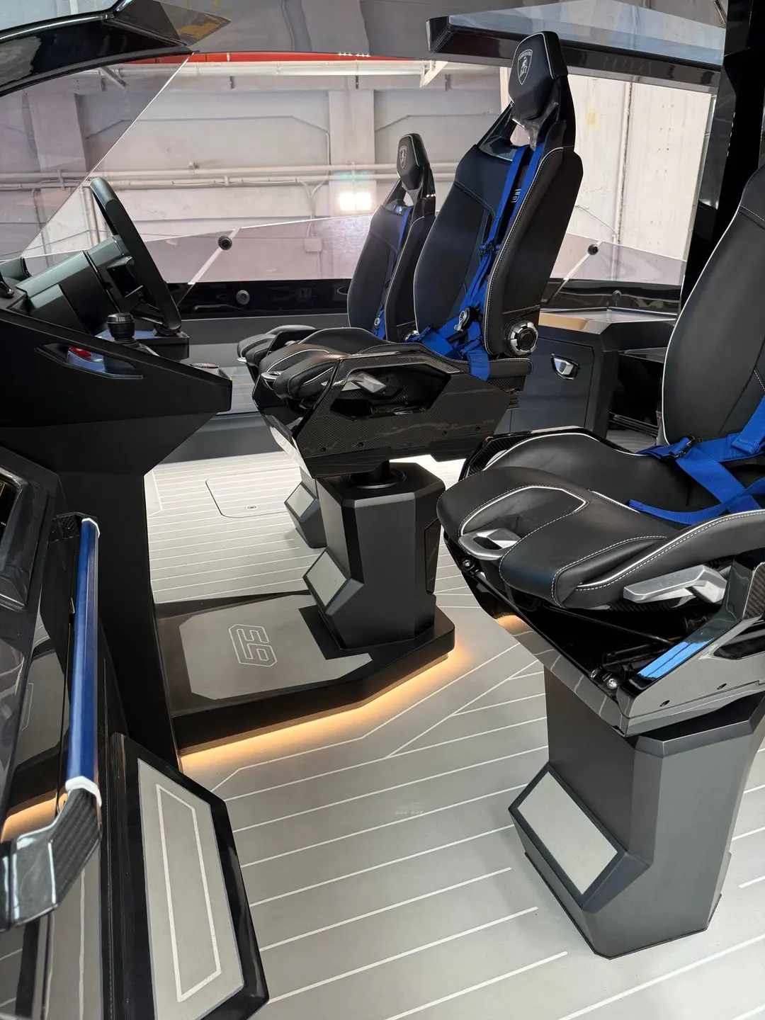 Tecnomar Lamborghini 63 — Poste de pilotage avec deux sièges baquets et commandes intégrées.