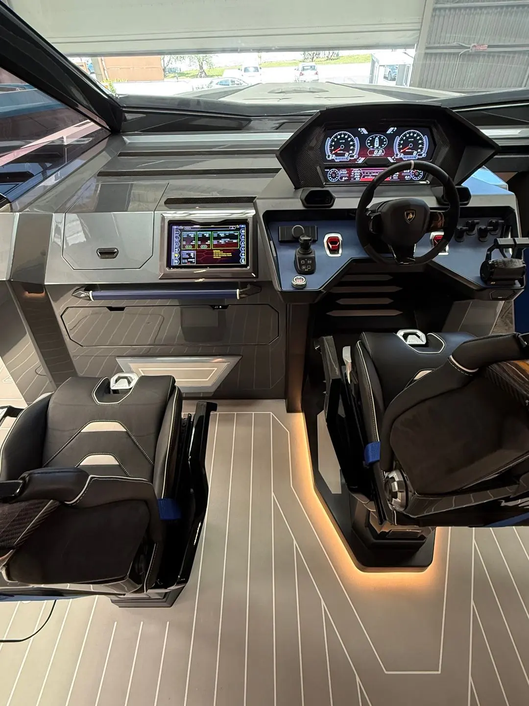 Tecnomar Lamborghini 63 — Poste de pilotage avec tableau de bord numérique, commandes et sièges baquets.