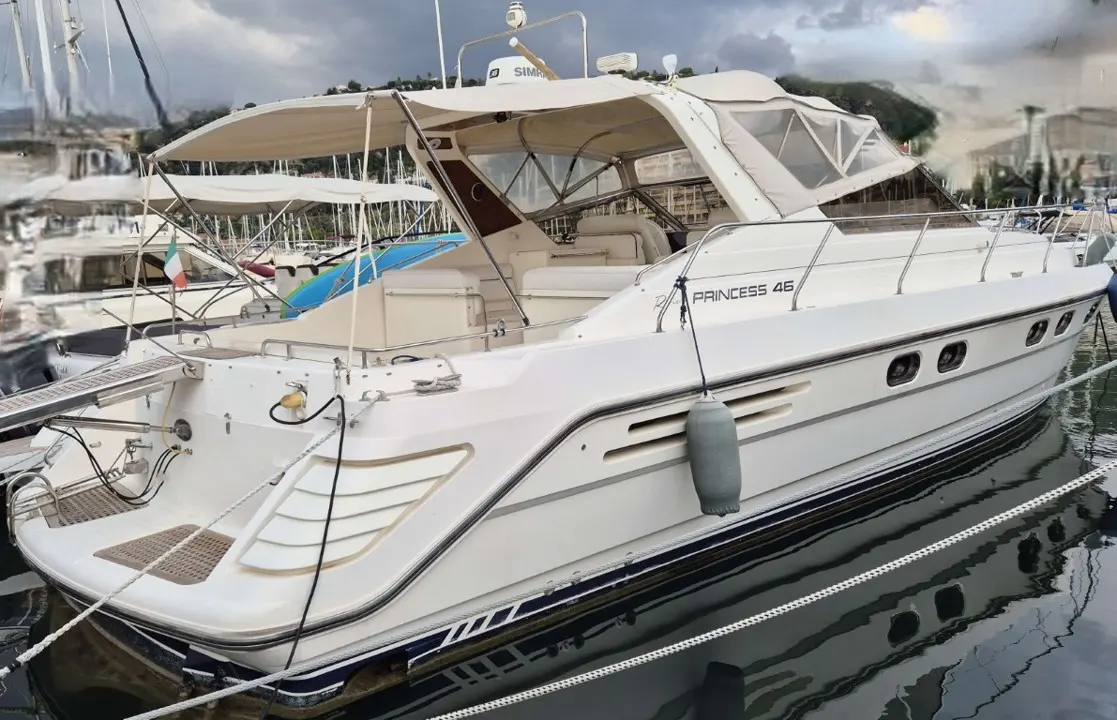 Princess Riviera 46 — Bateau à moteur blanc amarré, vu de trois quarts côté tribord.