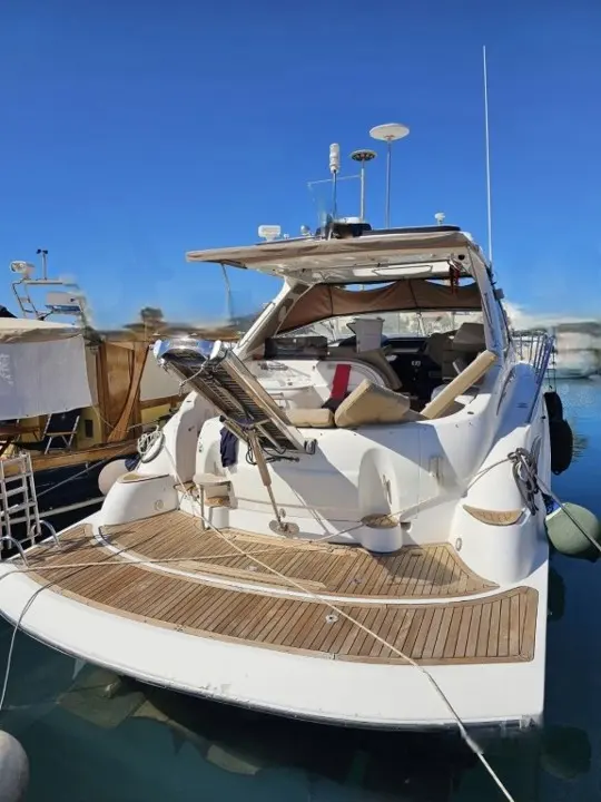 Sealine S 43 — Vue arrière d’un bateau à moteur amarré, avec cockpit et plage arrière visibles.