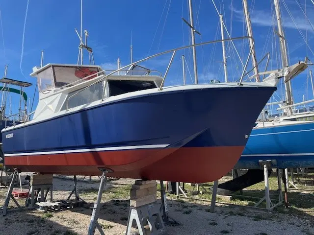 Gibert Marine Gib Sea 334 — Bateau à moteur bleu et rouge présenté sur bers dans un chantier nautique.
