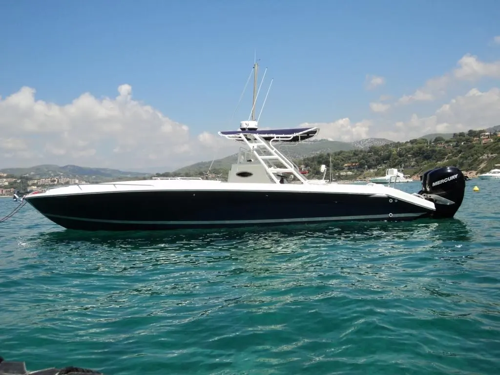 Al Dhaen Aldhaen Craft 36 — Bateau à moteur noir et blanc vu de profil sur une mer calme.