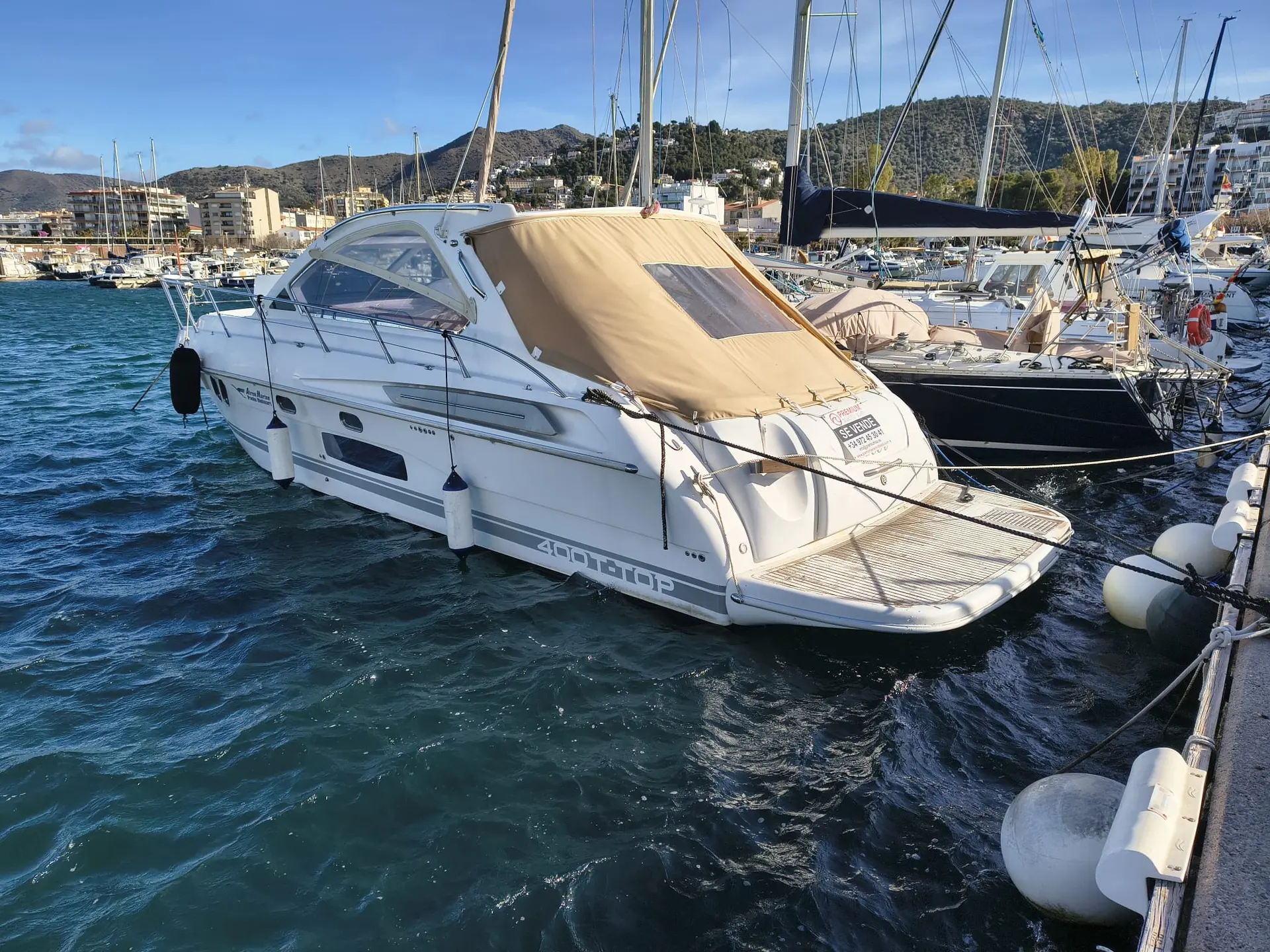 Airon Marine 400 T-Top — Bateau à moteur blanc vu de trois quarts arrière dans une marina.