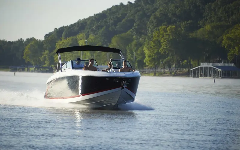 Cobalt R30 — Bateau à moteur naviguant sur un lac, vu de trois quarts avant.