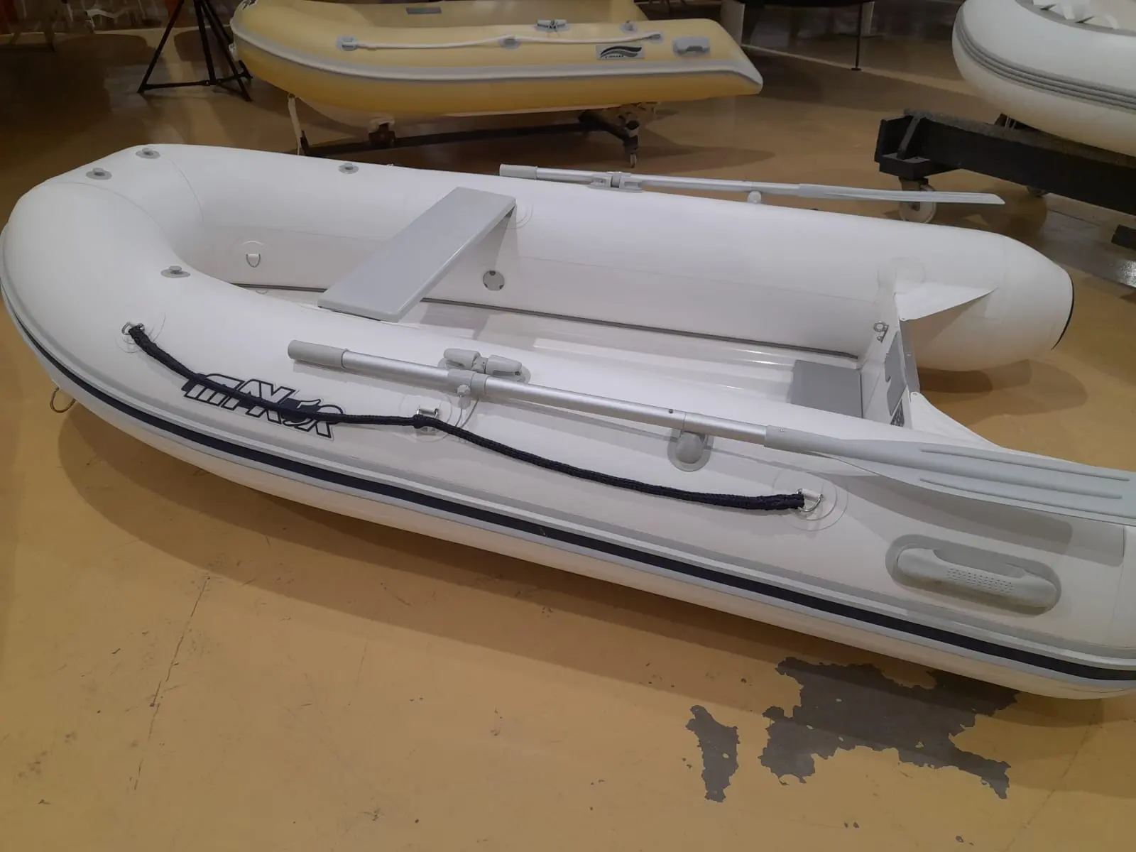 Bombard Max 5 Rib — Annexe pneumatique blanche présentée sur un sol intérieur.