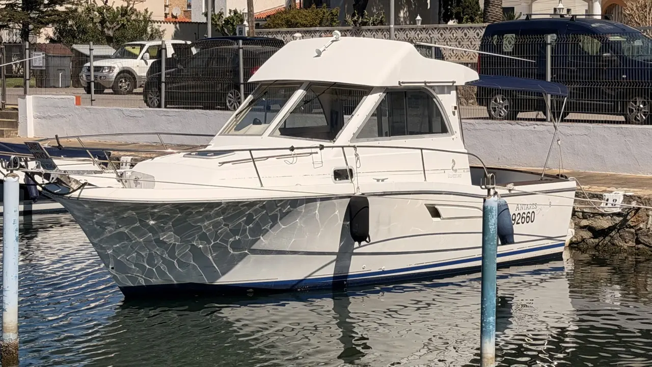 Beneteau Antares Serie 8 — Bateau à moteur blanc amarré dans un port, vu de trois quarts.