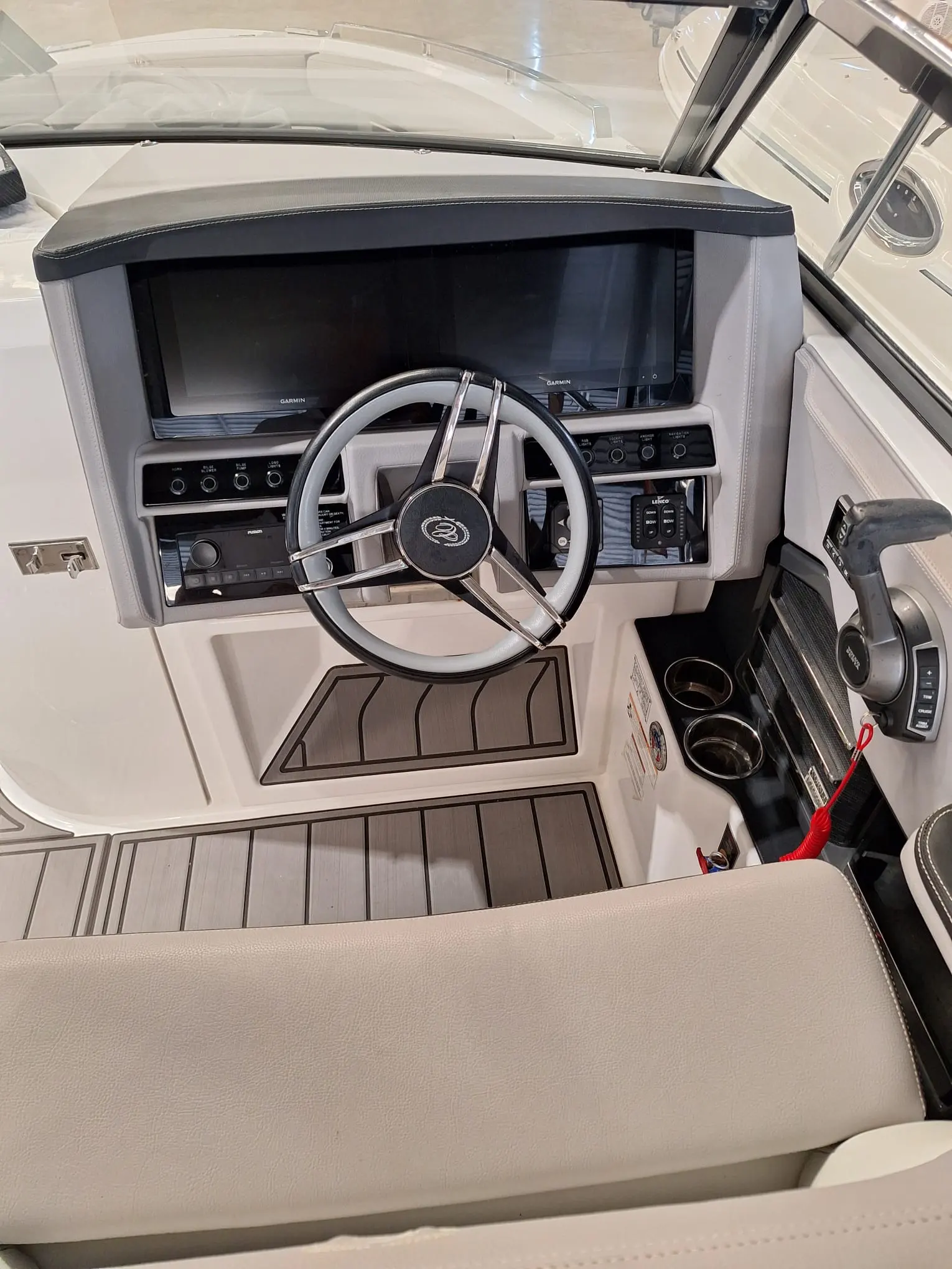 Cobalt A29 — Poste de pilotage avec volant, doubles écrans et commandes moteur.