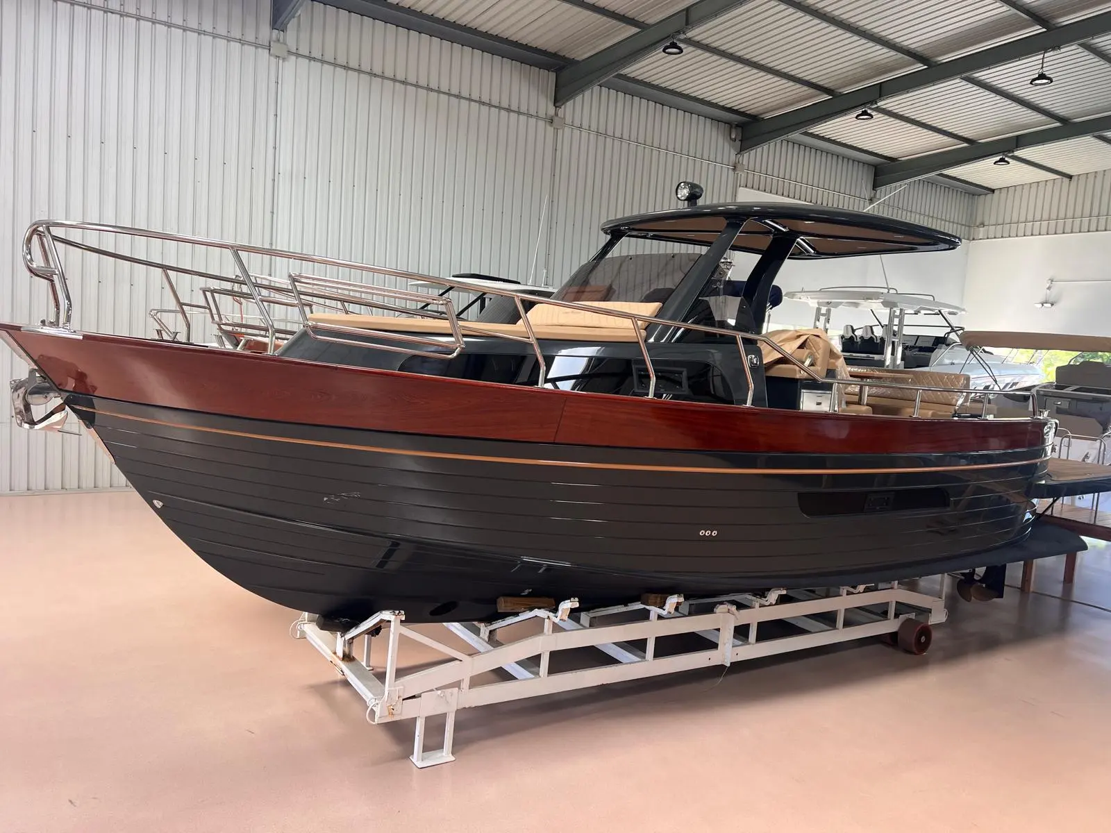 Positano 32 Open — Bateau à moteur présenté sur sa remorque dans un hangar.