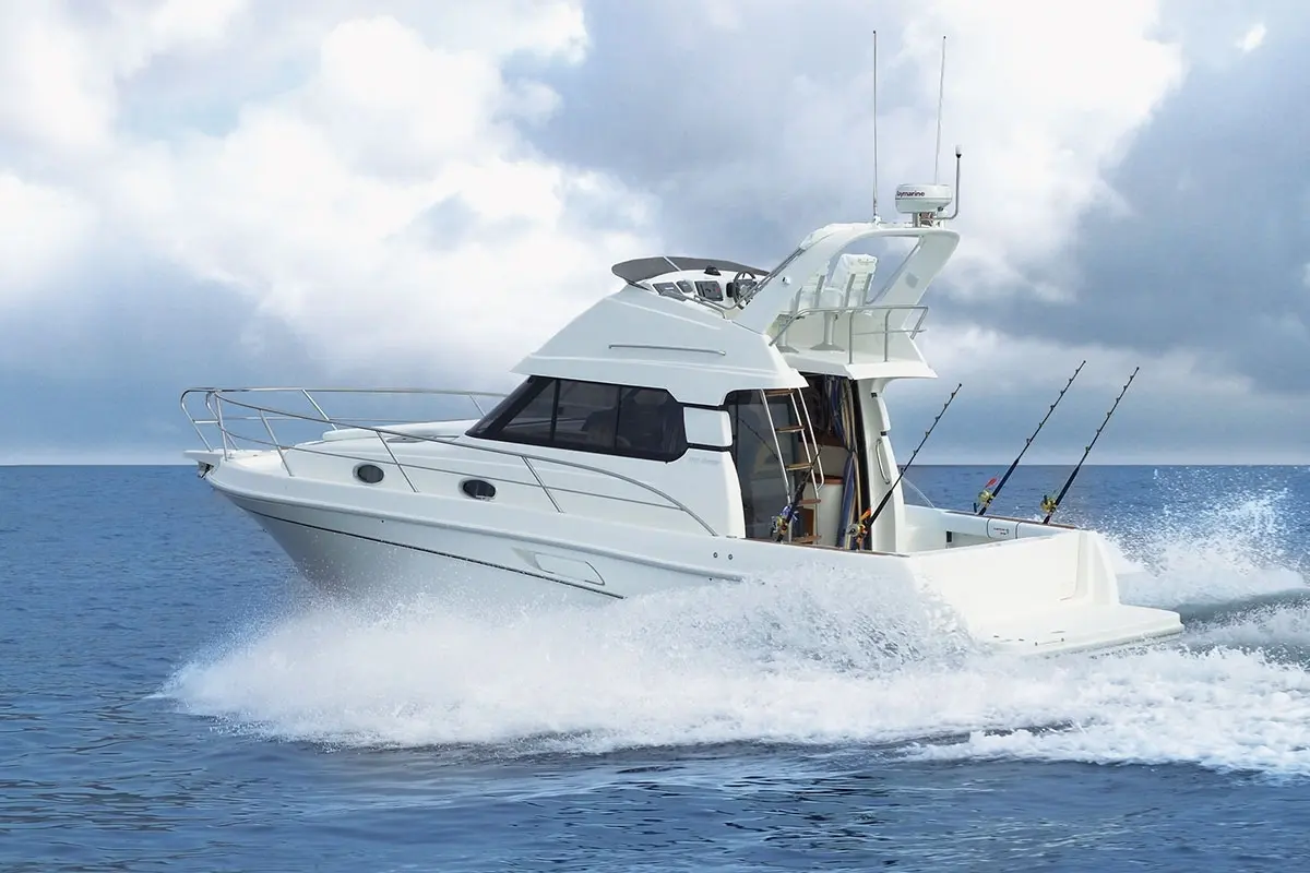 Faeton 10.40 Fly Moraga — Bateau à moteur blanc naviguant en mer, vu de trois quarts bâbord.