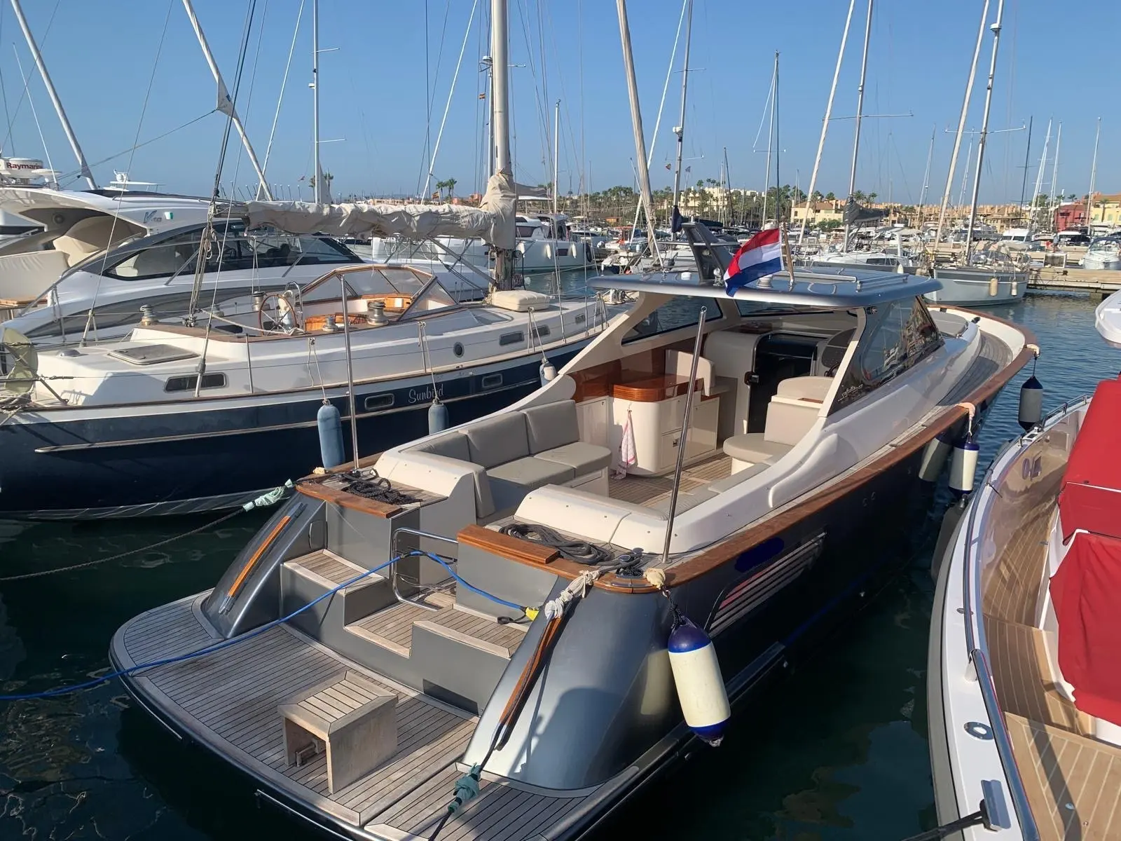 Gagliotta 35 Lobster — Bateau à moteur vu de trois quarts arrière dans une marina ensoleillée.