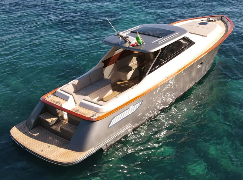 Gagliotta 35 Lobster — Vue aérienne trois-quarts d’un bateau à moteur naviguant sur une mer turquoise.