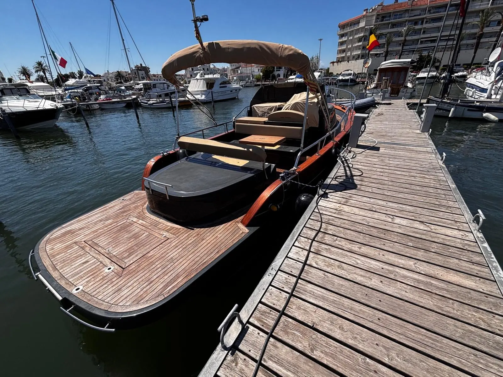 Gozzo Positano 28 Sole — Bateau à moteur amarré dans une marina, vu depuis le ponton.