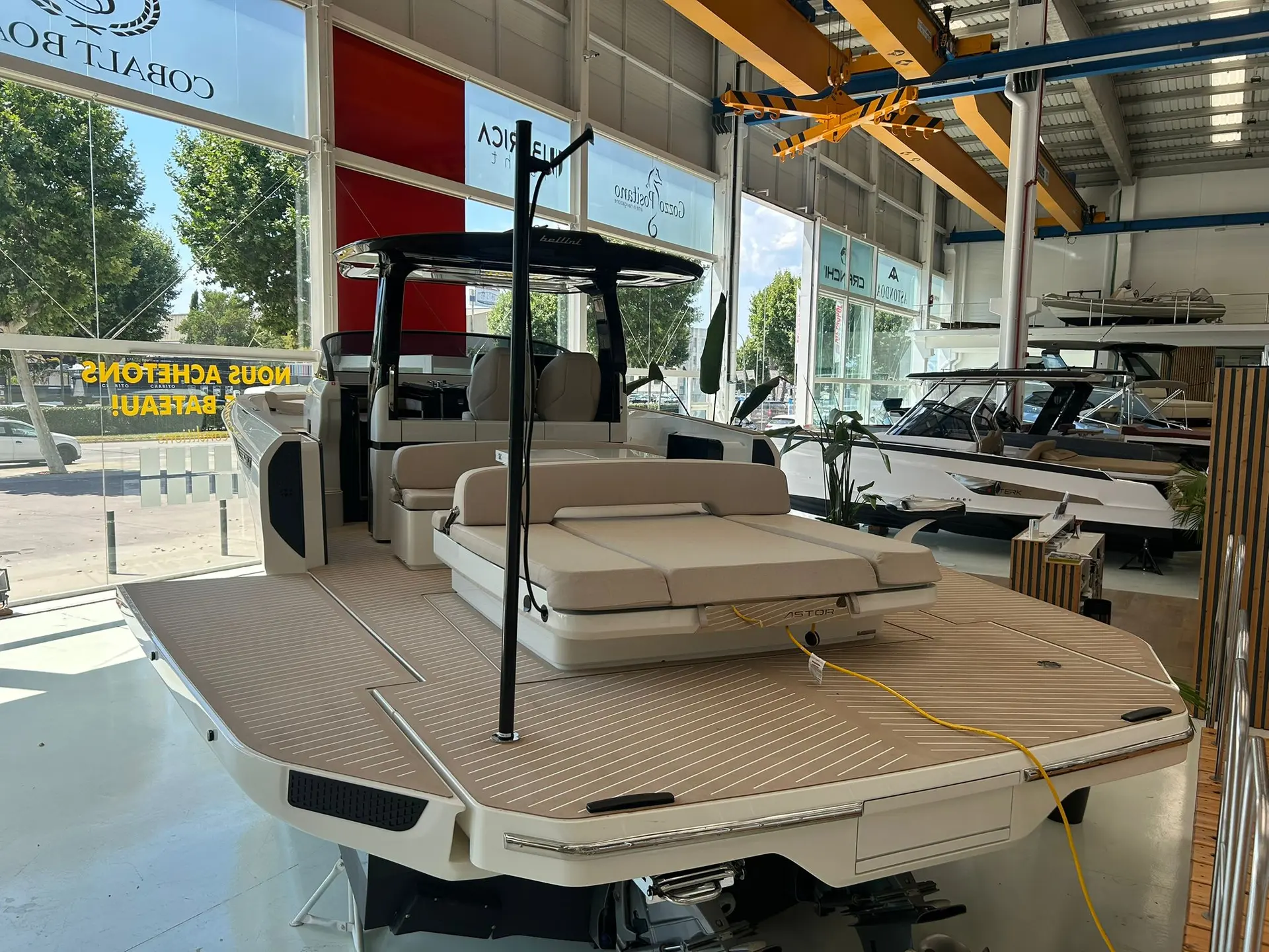 Bellini Astor — Vue arrière trois-quarts d’un bateau exposé dans un showroom.