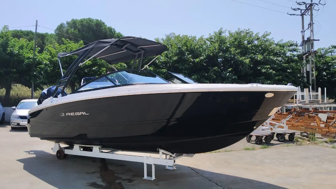 Regal LX2 — Bateau de plaisance noir et blanc présenté sur remorque, vu de trois quarts.