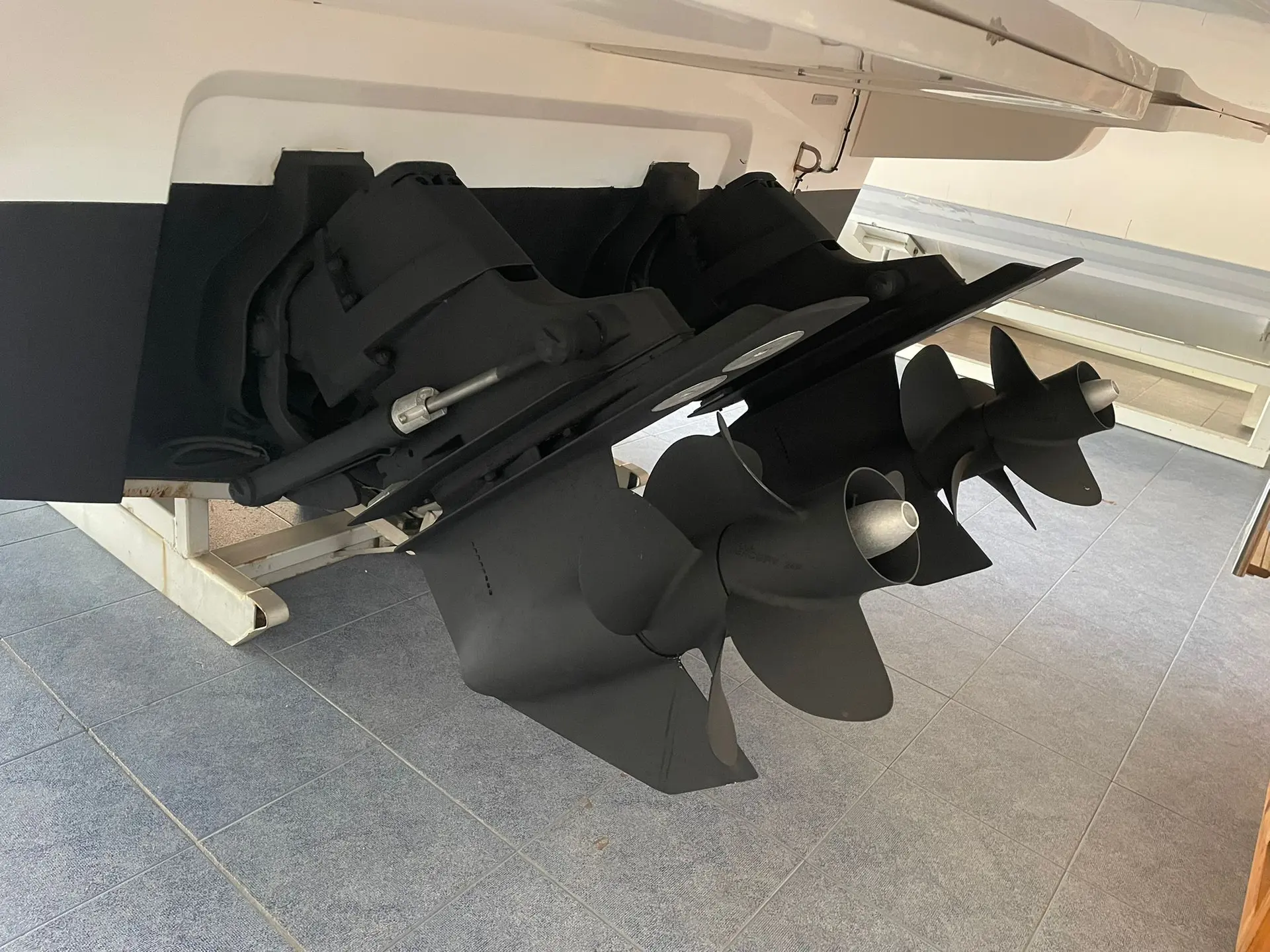 Rio 900 Day Cruiser — Vue rapprochée de la propulsion arrière et des hélices du bateau.