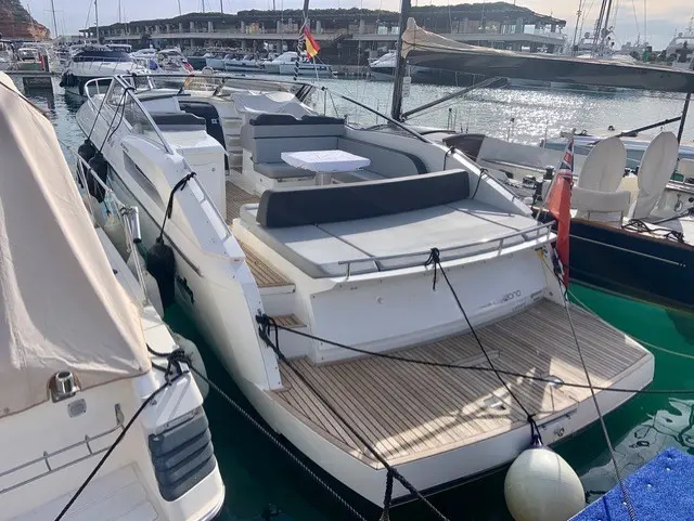 Windy Camira 39 — Bateau à moteur blanc vu depuis l’arrière dans une marina.