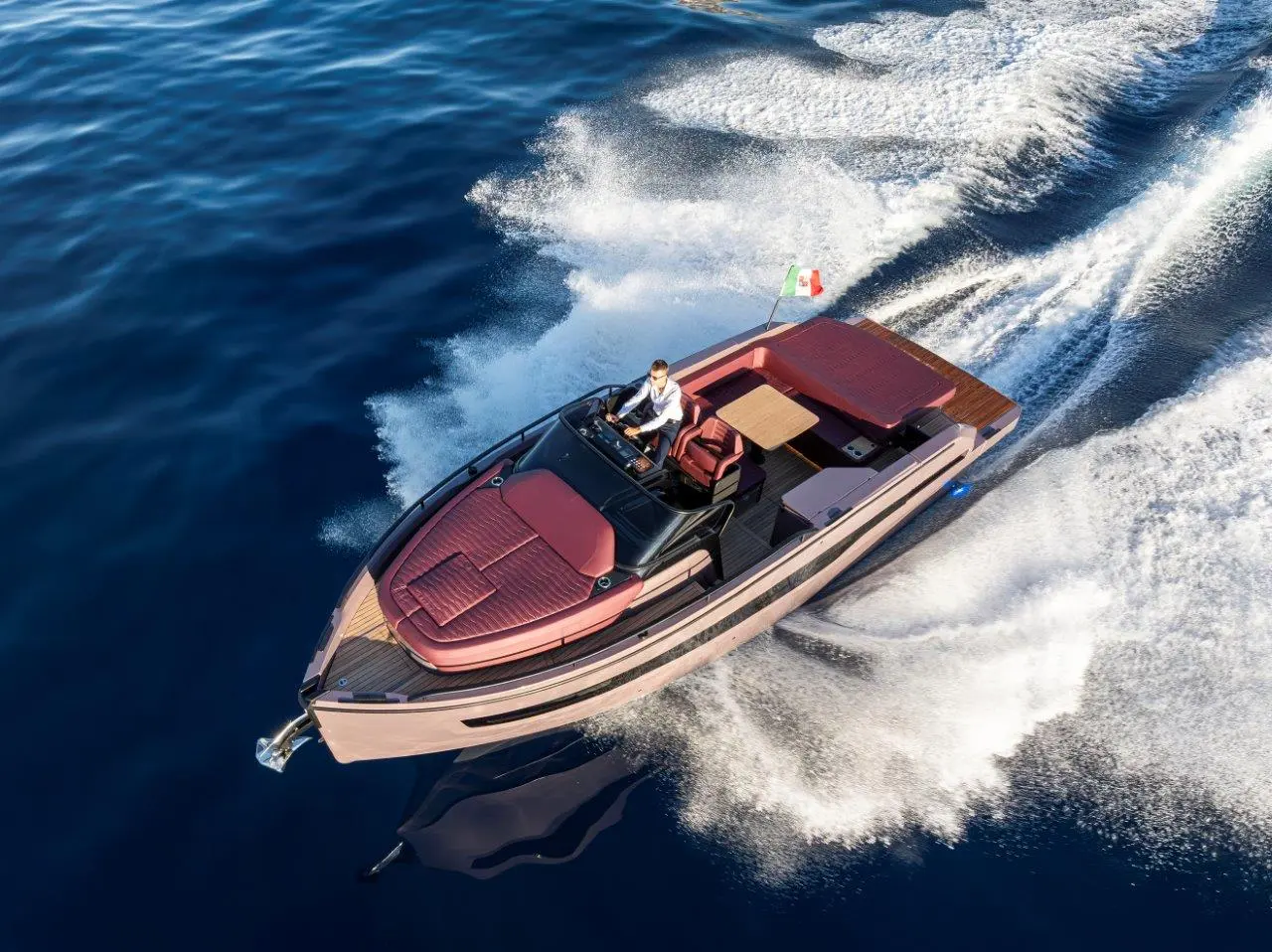 Cranchi A 32 LT — Bateau à moteur vu du dessus, naviguant à grande vitesse sur une mer bleue.