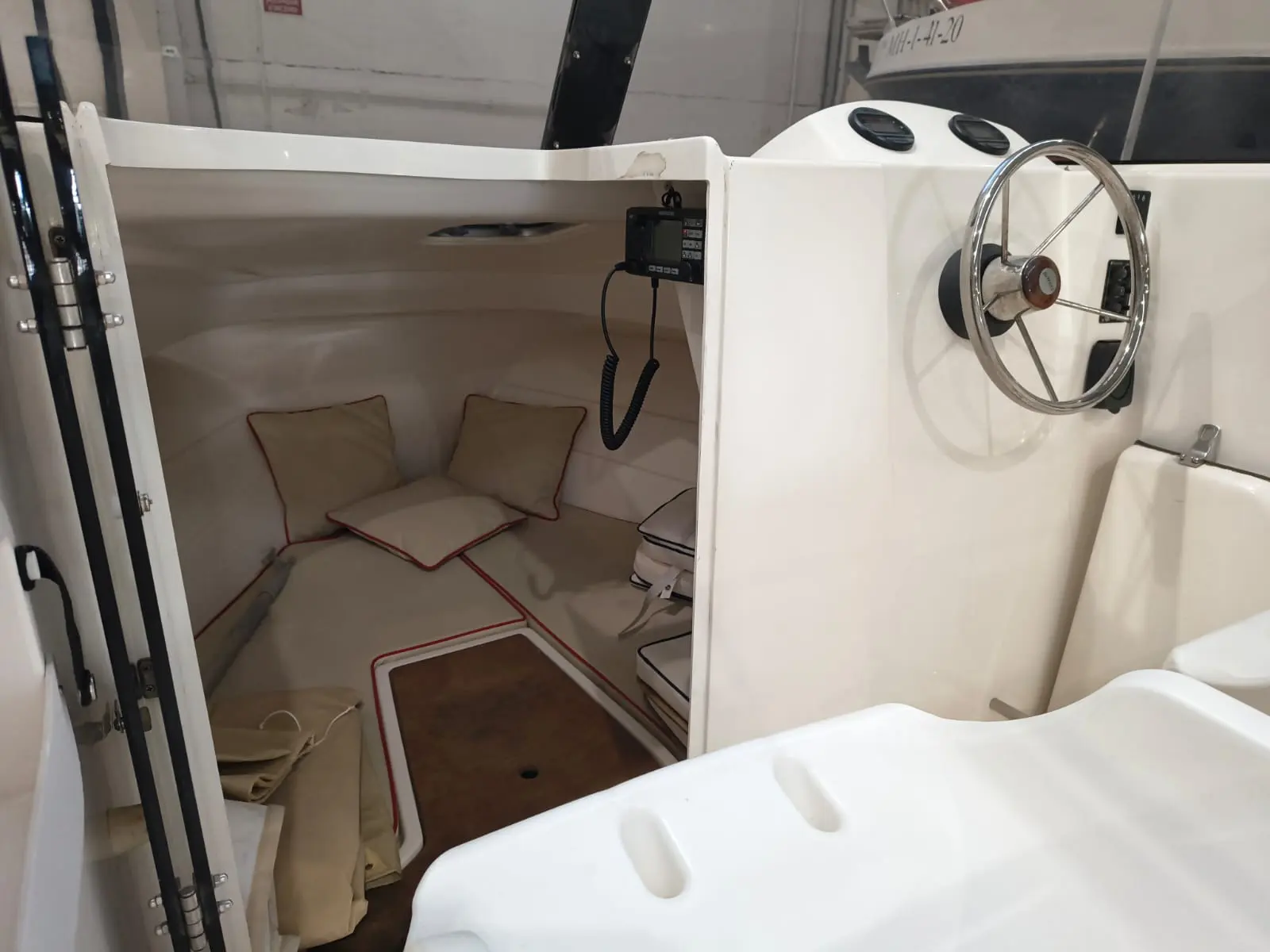 Sirius 560 Cabin — Vue intérieure montrant une couchette et un poste de pilotage.
