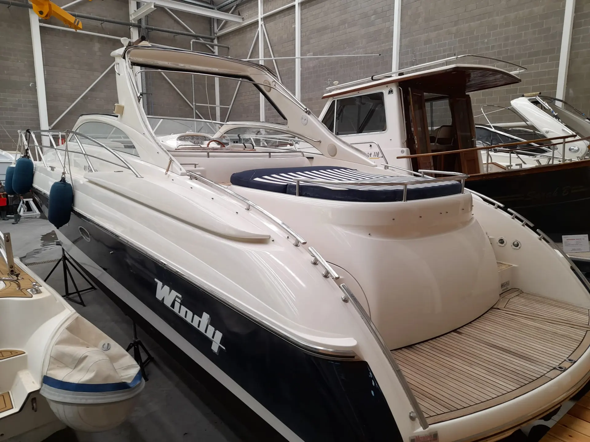 Windy 40 Bora — Bateau à moteur blanc photographié de trois quarts dans un hangar.