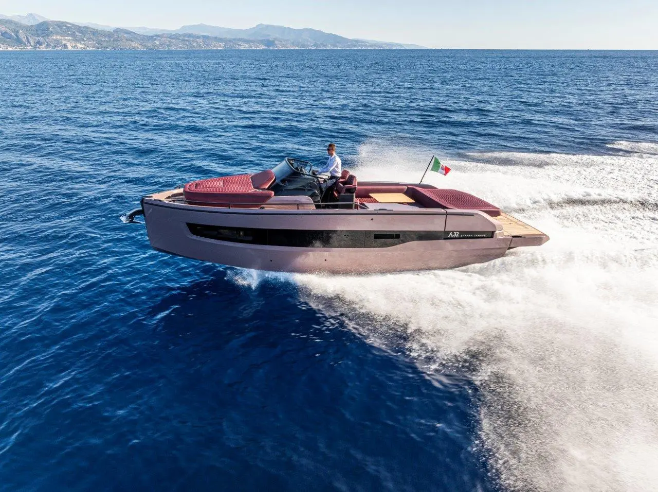 Cranchi A 32 LT — Vedette naviguant à grande vitesse, vue de profil, avec une personne à la barre.