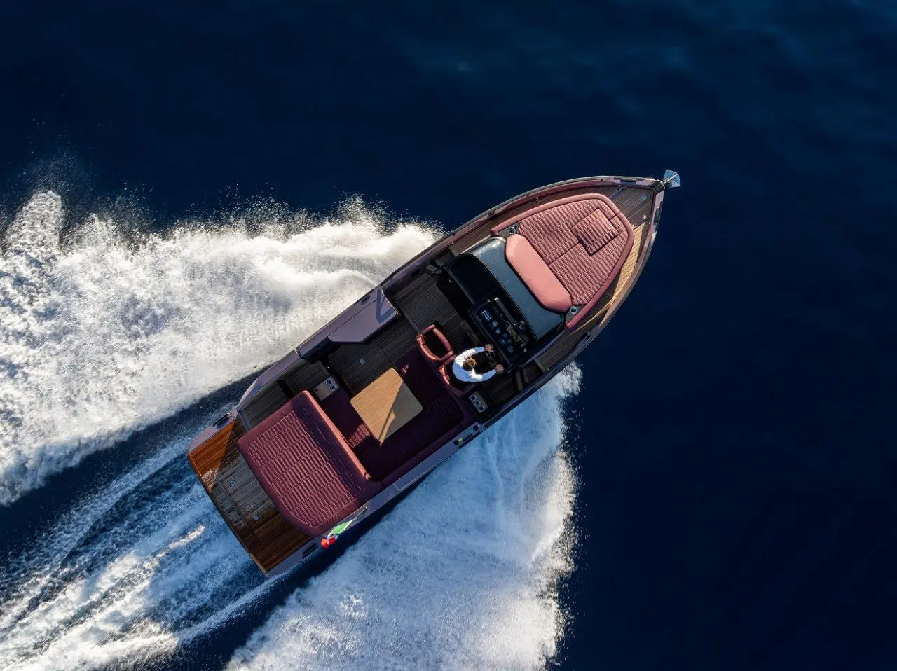Cranchi A 32 LT — Vue aérienne d’un bateau en navigation, laissant un sillage marqué sur l’eau.