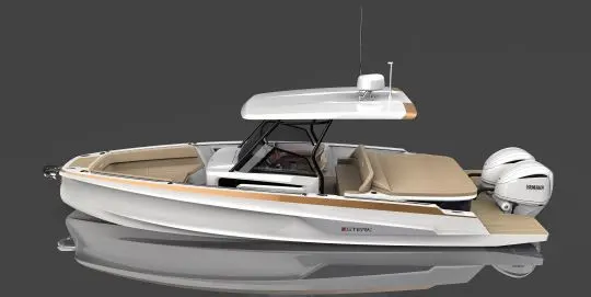 Sterk 31 RC Super Sport — Bateau à moteur vu de trois quarts, présenté sur fond gris avec un hors-bord.