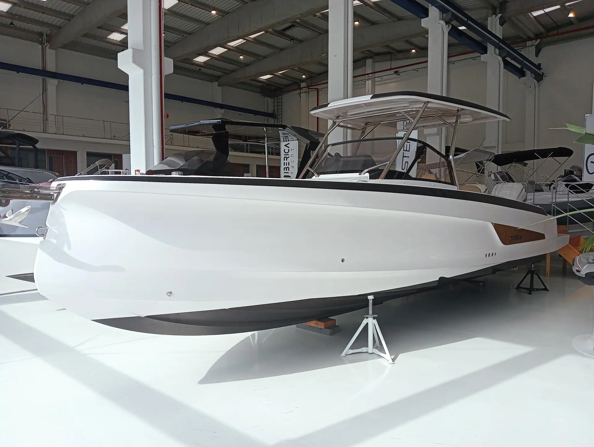 Sterk 31 RC Super Sport — Bateau blanc à console centrale exposé sur bers dans un hall intérieur.