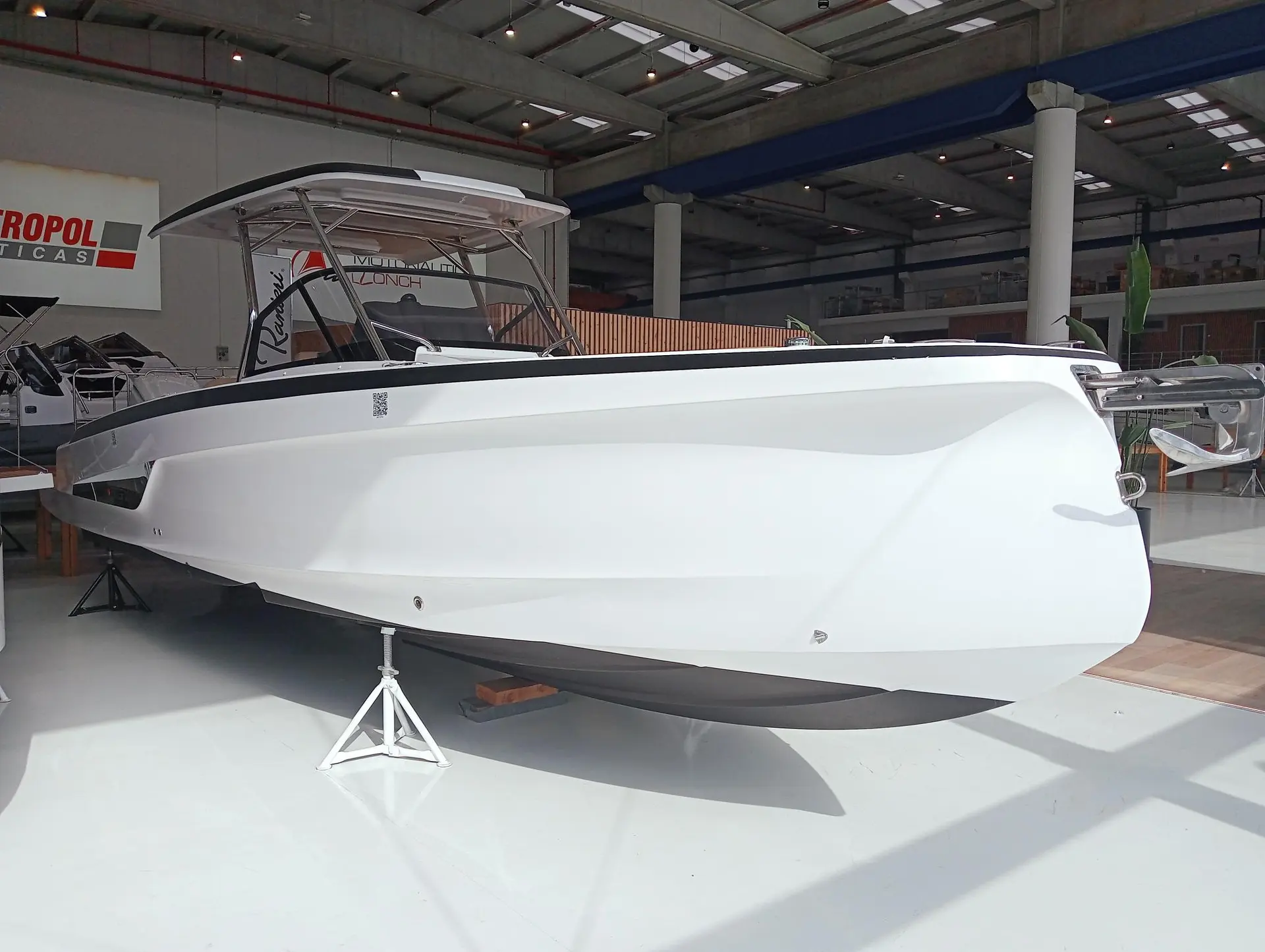 Sterk 31 RC Super Sport — Bateau blanc à console centrale présenté sur berceau dans un hall d’exposition.