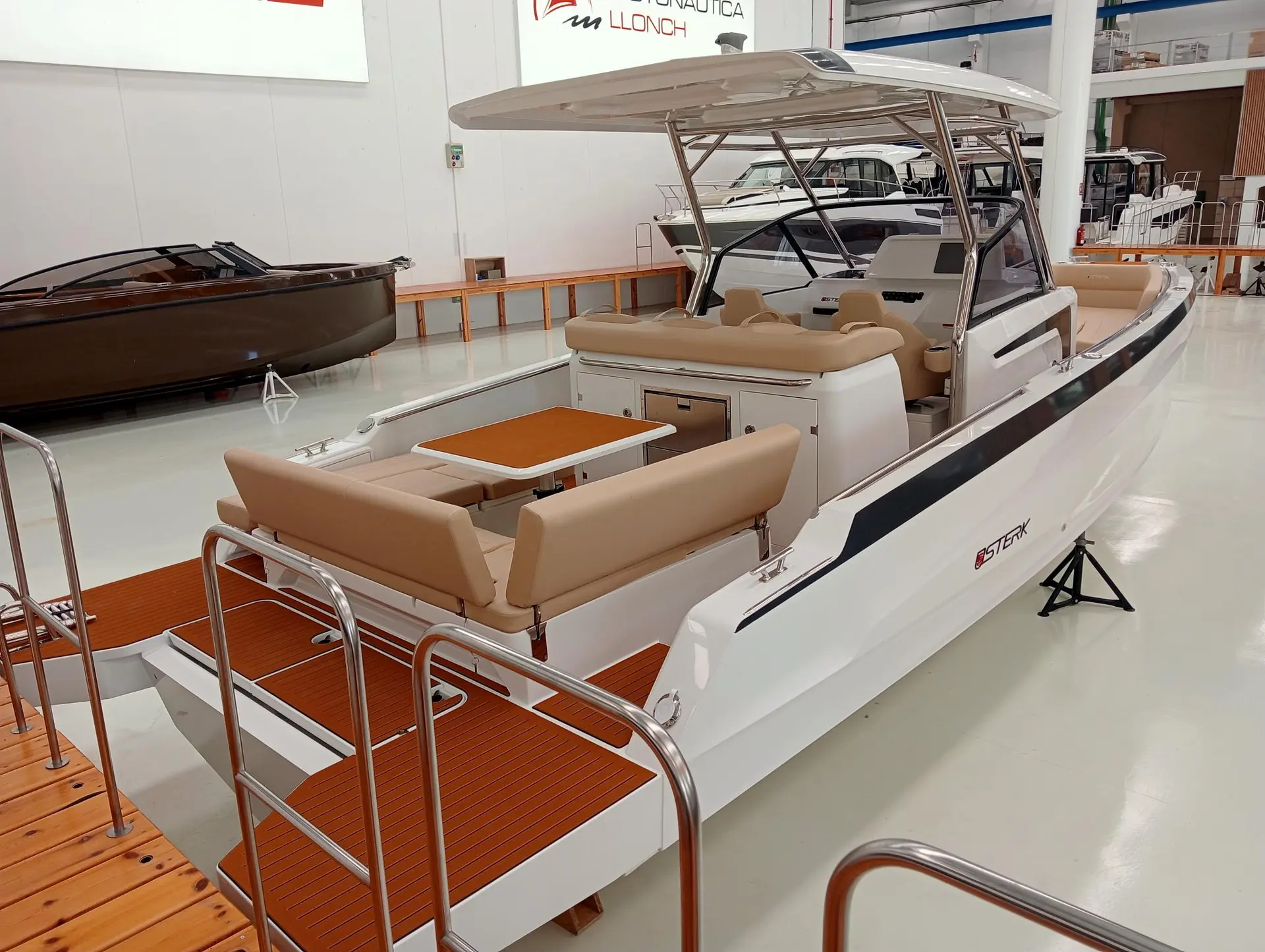 Sterk 31 WB Sport — Bateau exposé en trois-quarts arrière dans un hall nautique.