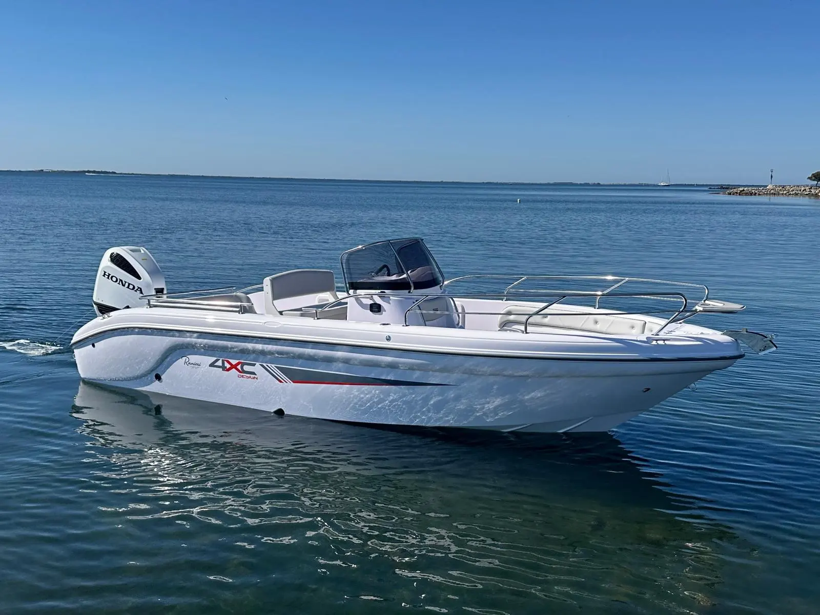 4XC H22CC — Bateau à moteur hors-bord vu de trois quarts sur une mer calme.