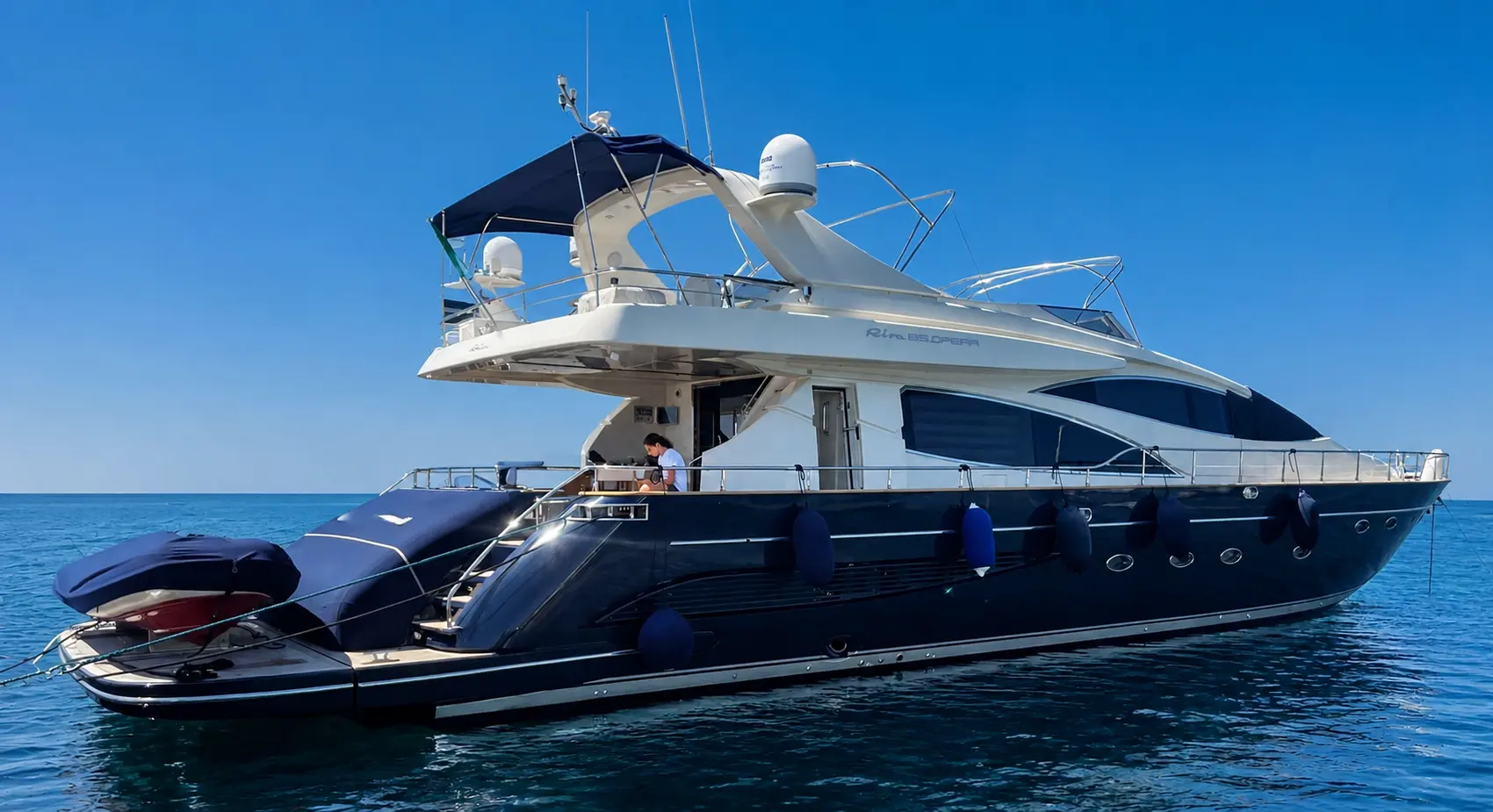 Riva Opera 85 — Vue de profil d’un yacht à moteur bleu et blanc en mer par temps dégagé.
