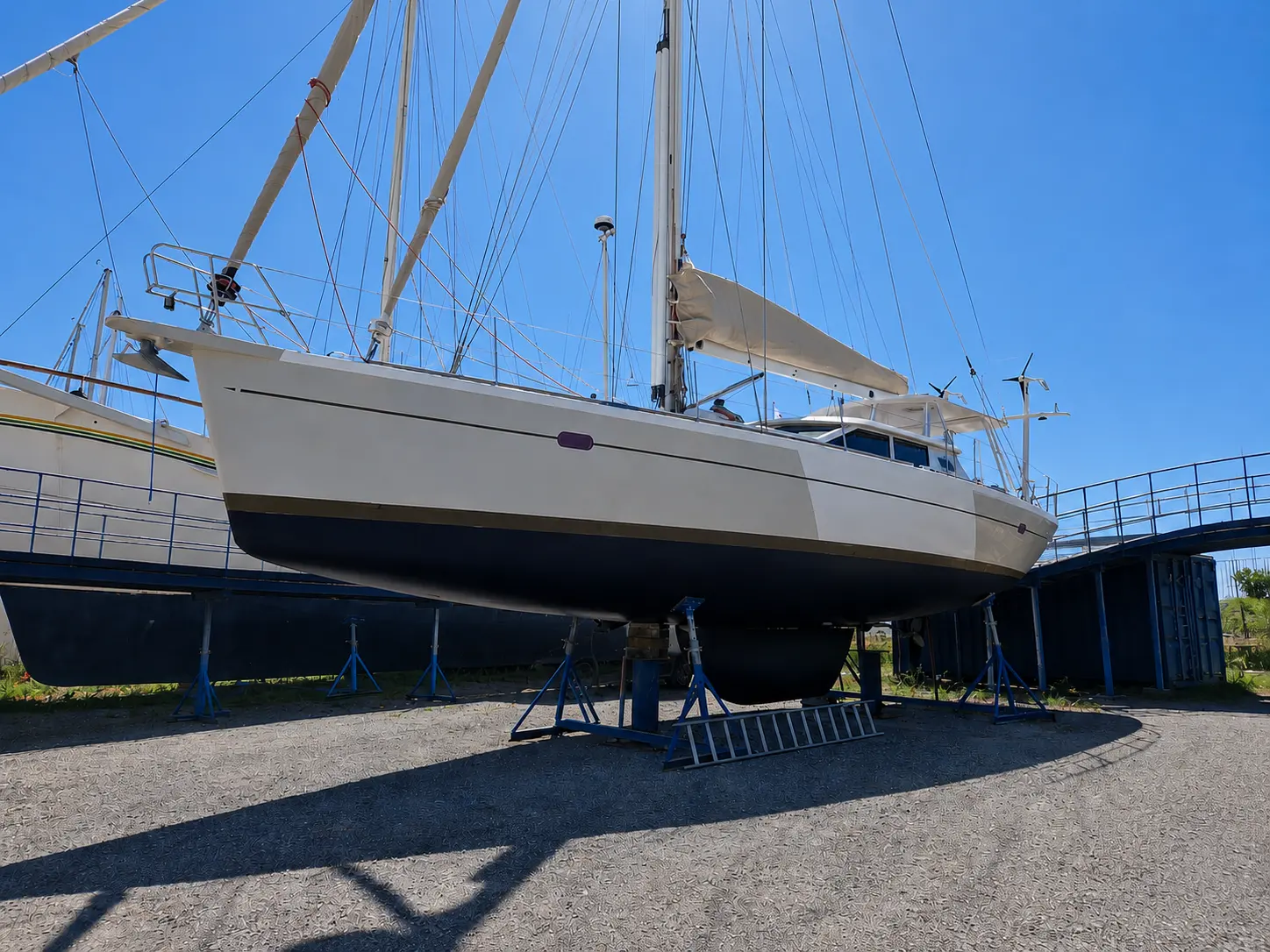 JFA 53 DS — Voilier blanc vu de trois-quarts, posé sur bers dans un chantier naval.