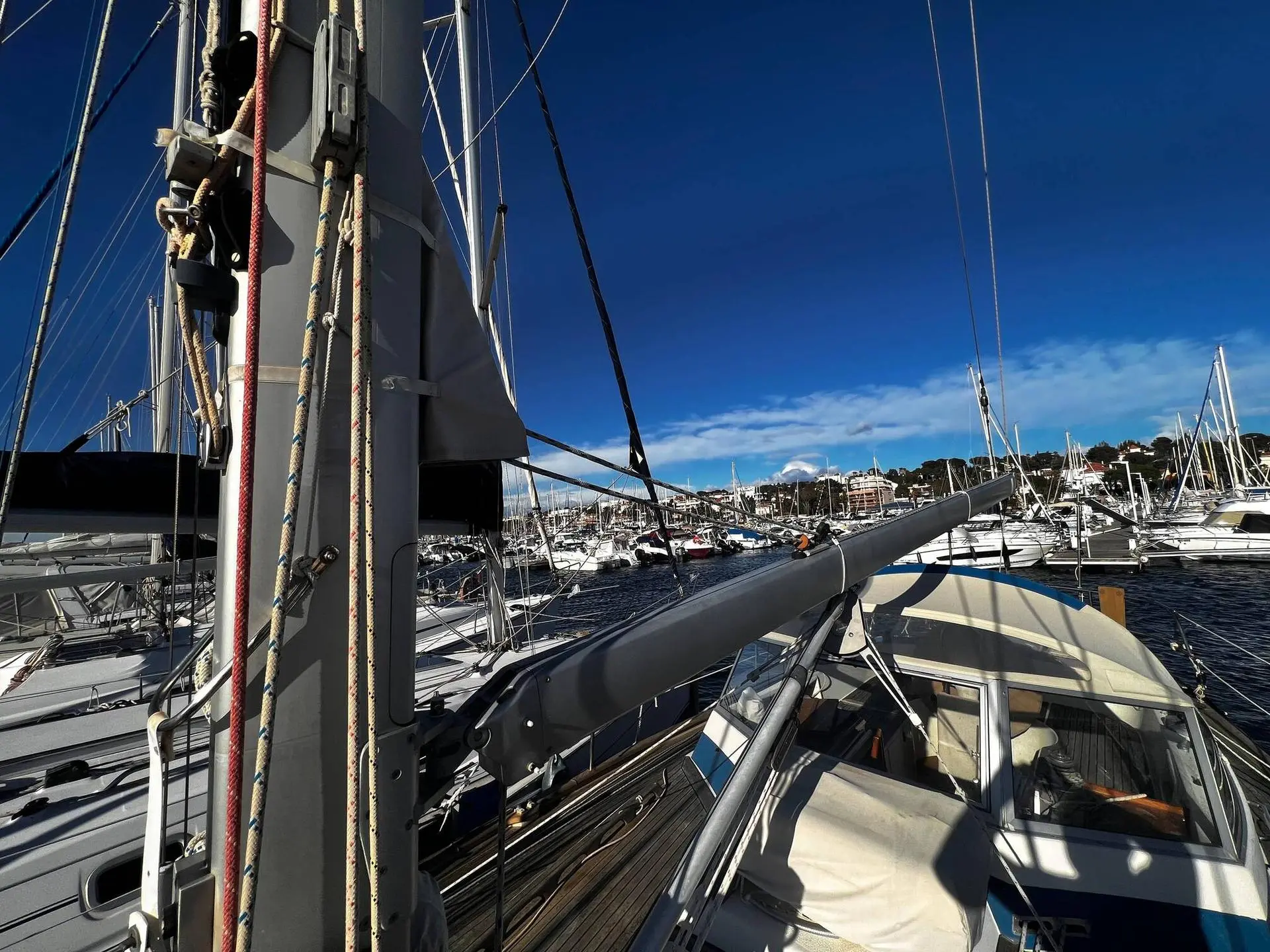 Hallberg Rassy 352 — Vue rapprochée du mât, de la bôme et du rouf d’un voilier au port.