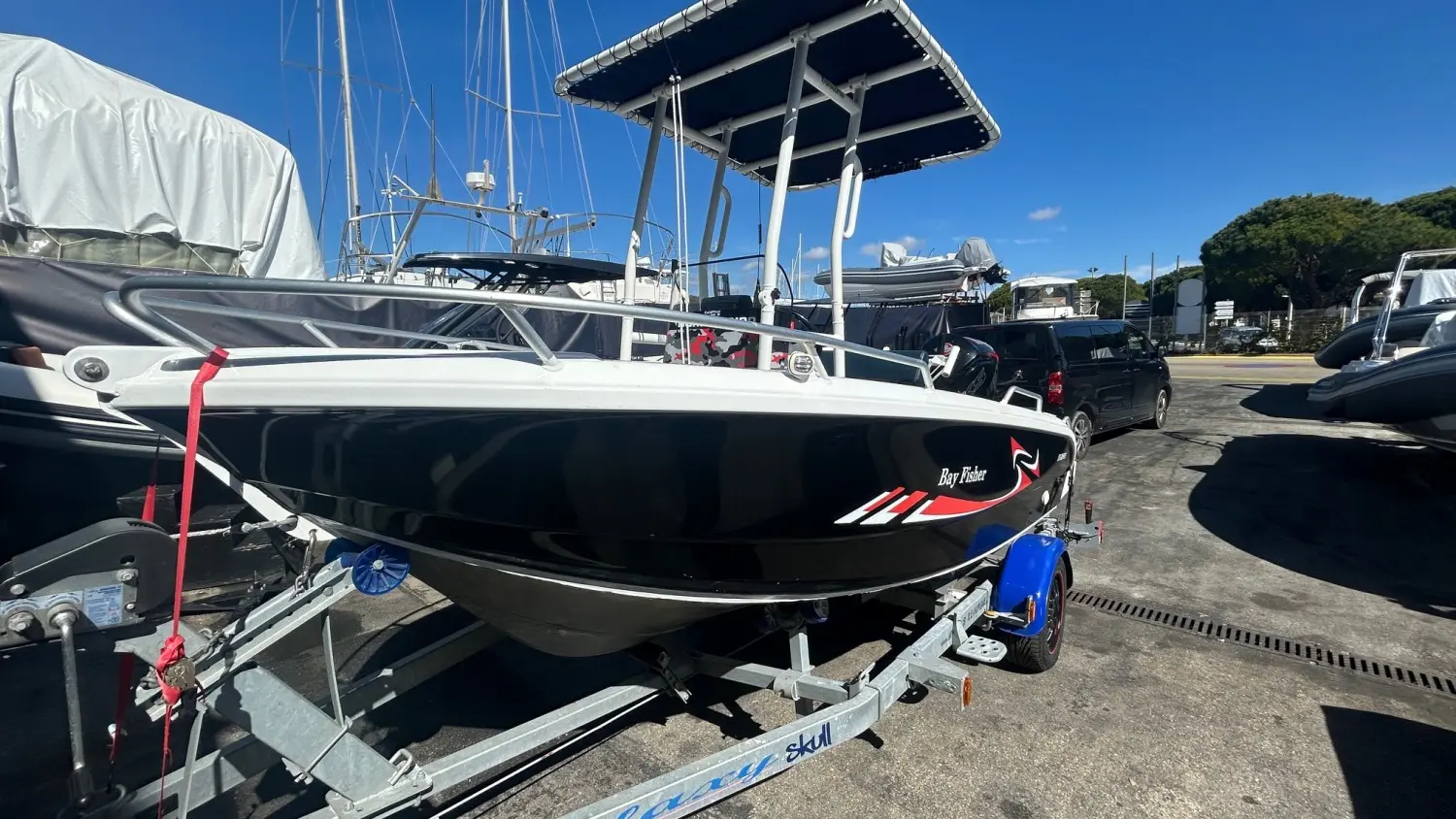 Morningstar Boats 520 F — Bateau à console centrale noir et blanc, photographié sur sa remorque dans une marina.