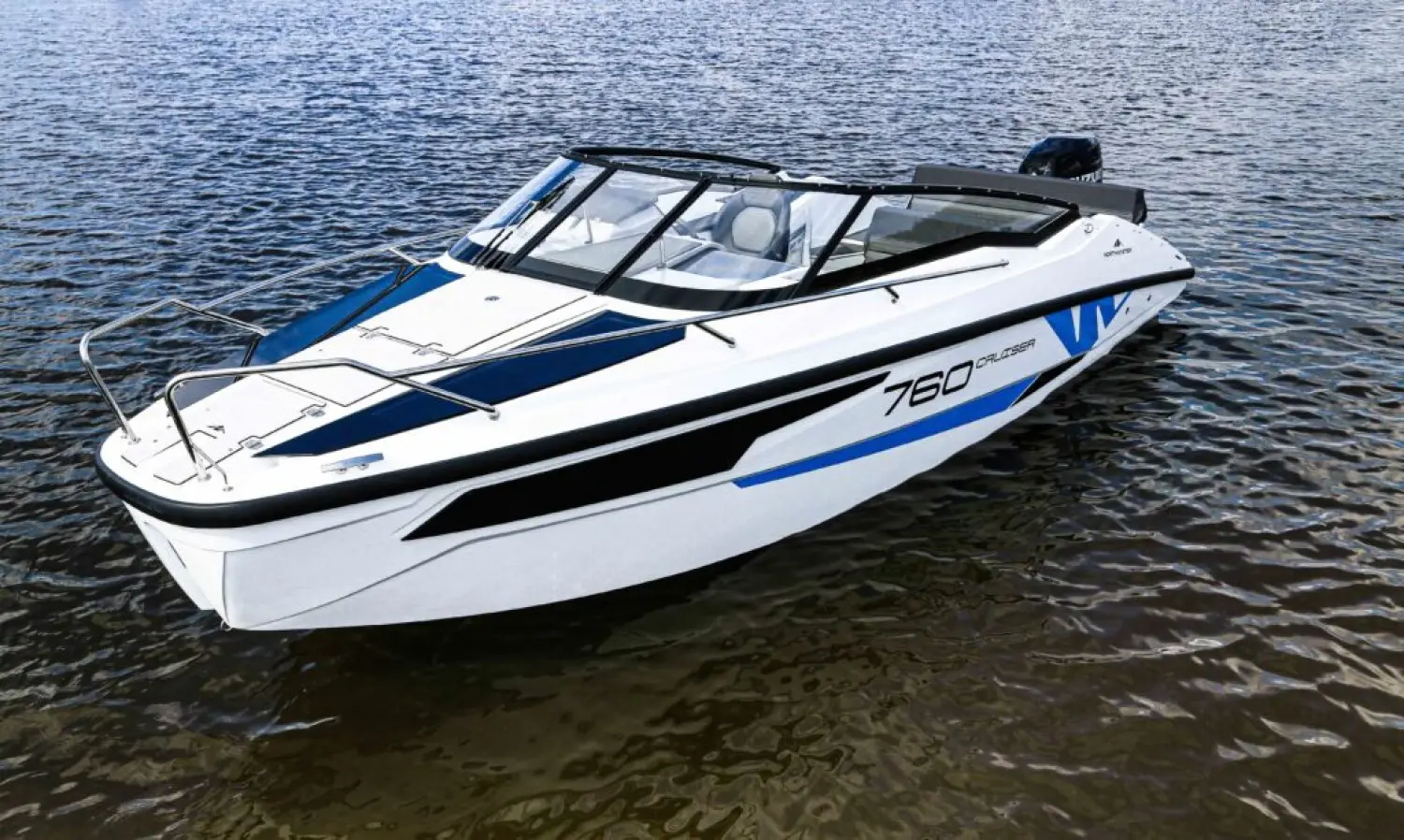 Northmaster 760 Cruiser — Bateau à moteur blanc et bleu vu de trois quarts sur l’eau.