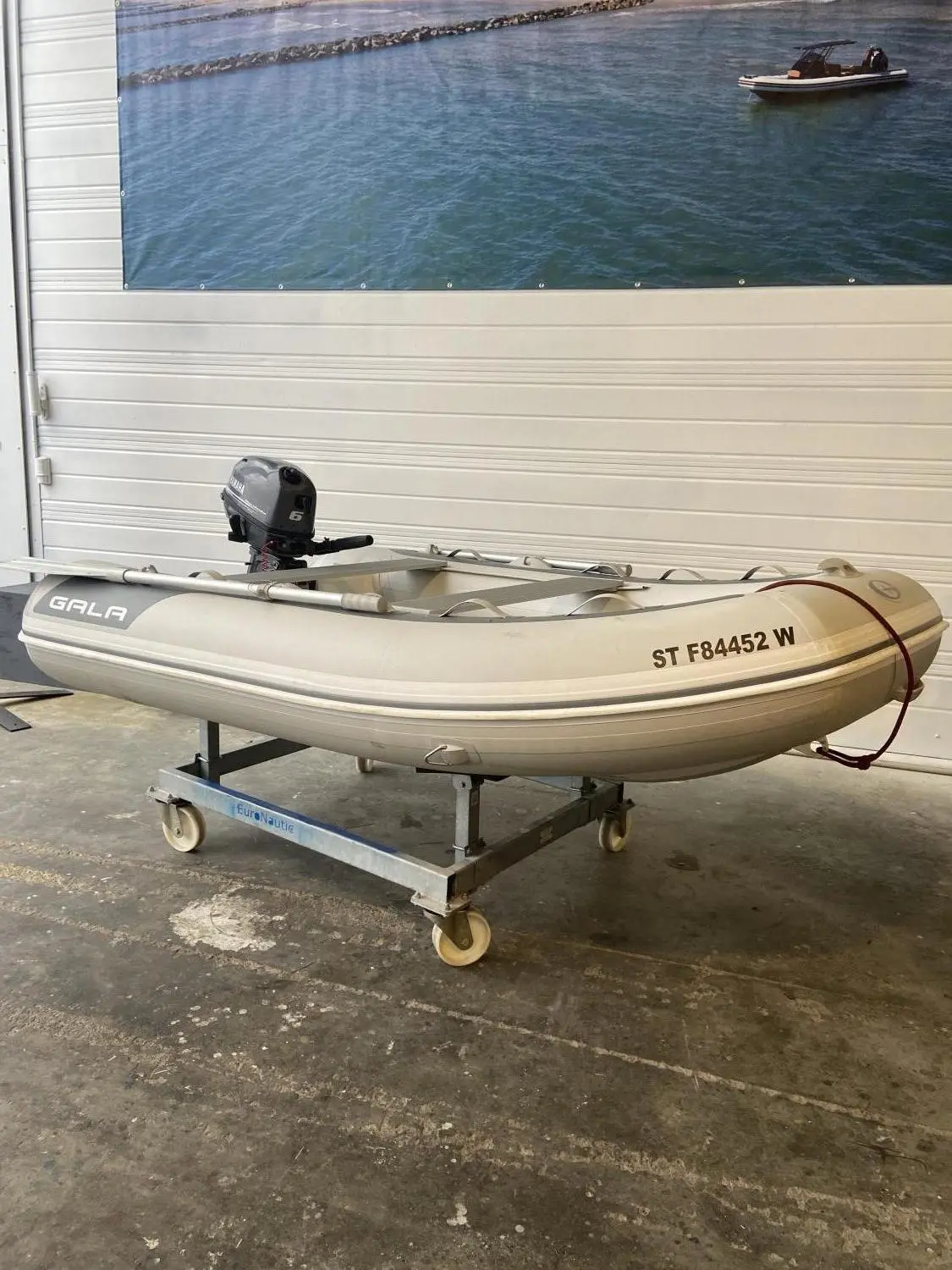 Gala Boats A270D — Annexe pneumatique beige équipée d’un moteur hors-bord, posée sur une remorque.