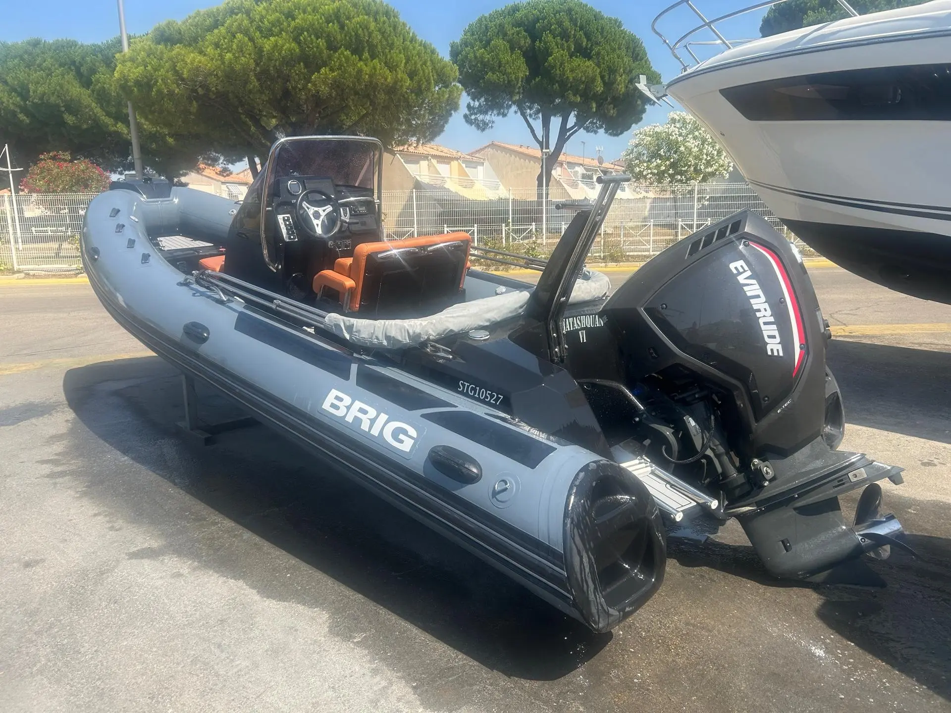 Brig Eagle 6 — Semi-rigide gris vu de trois quarts arrière, avec console centrale et moteur hors-bord.