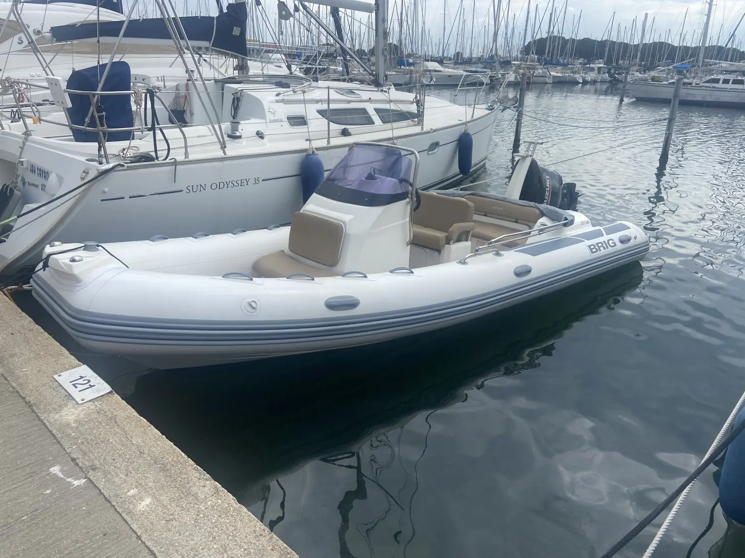 Brig Eagle 6 — Semi-rigide blanc amarré dans un port, vu de trois quarts.