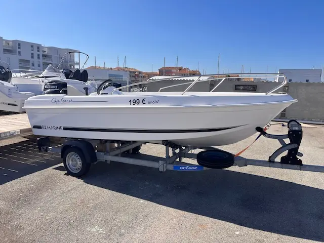 B2 Marine Cap Ferret 452 — Bateau blanc présenté sur remorque dans un espace extérieur.