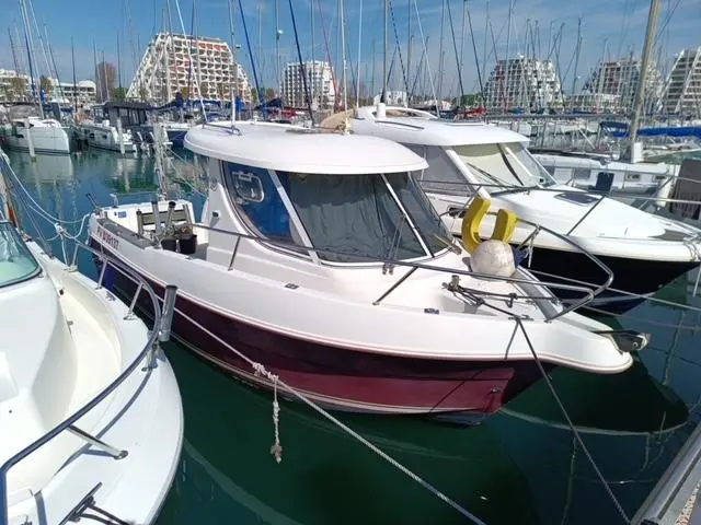 Arvor 230 — Bateau à cabine amarré dans une marina, vu de trois quarts avant.