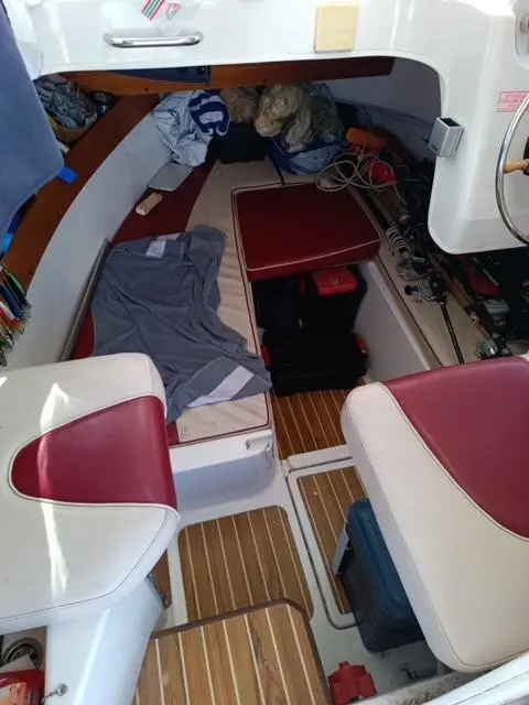 Arvor 230 — Vue intérieure d’un bateau montrant un espace de couchage et du mobilier.