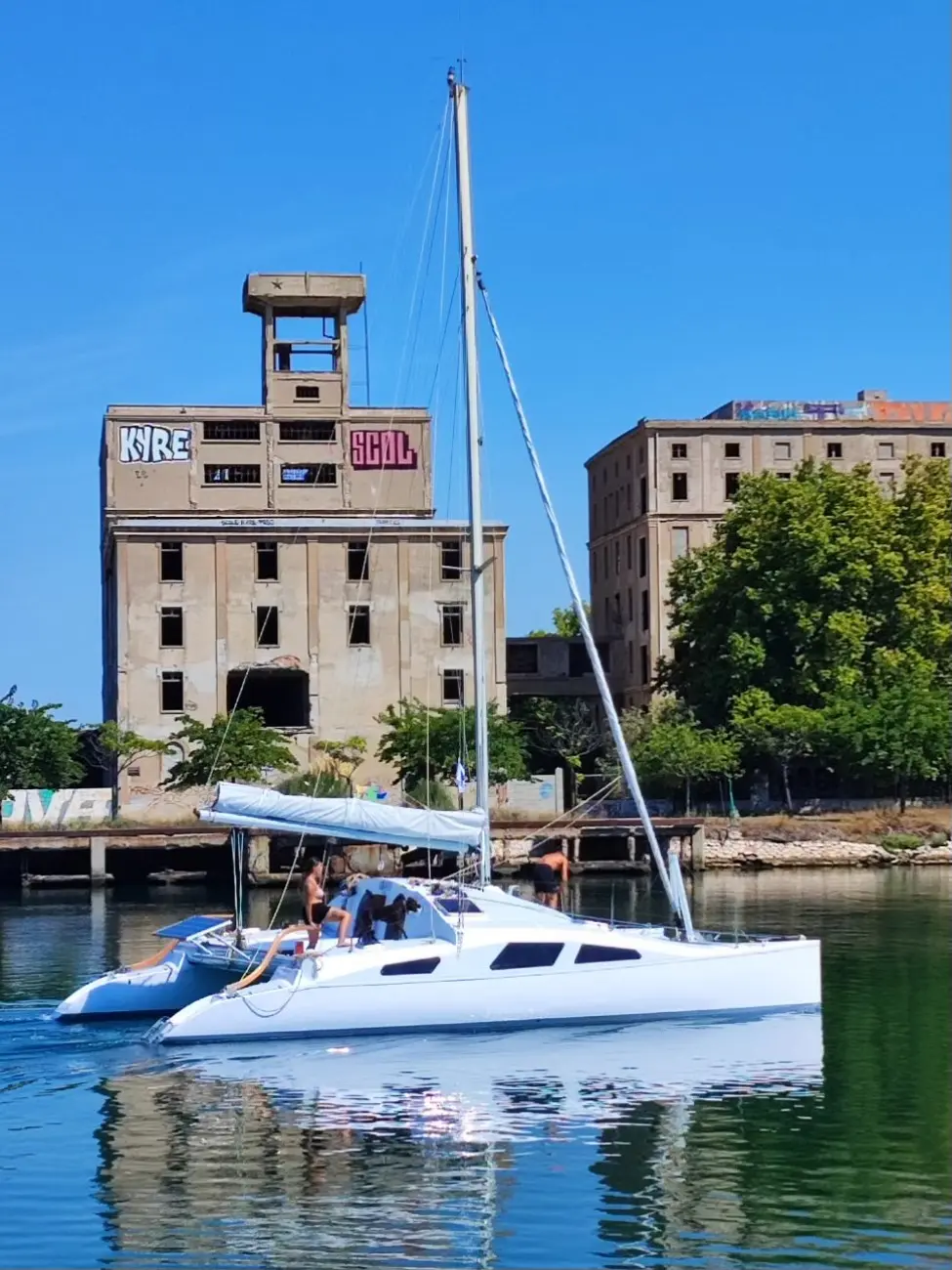 Labbe Cite D'aleth Ii — Voilier blanc photographié de profil dans un port, avec plusieurs personnes à bord.