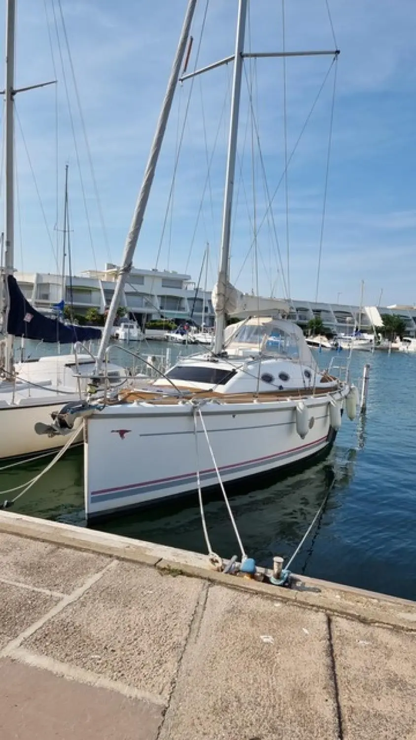 Etap 28 — Voilier amarré dans un port, photographié de trois quarts avant.