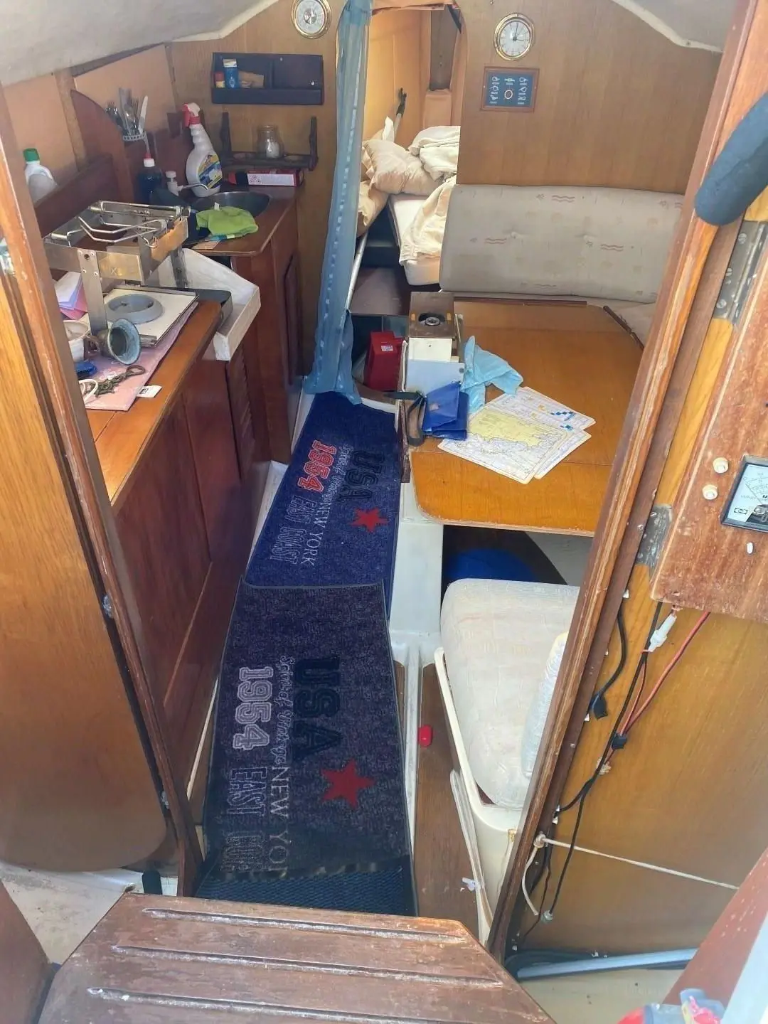 Challenger Bravo — Vue intérieure montrant la cuisine et le coin couchage d’un bateau.