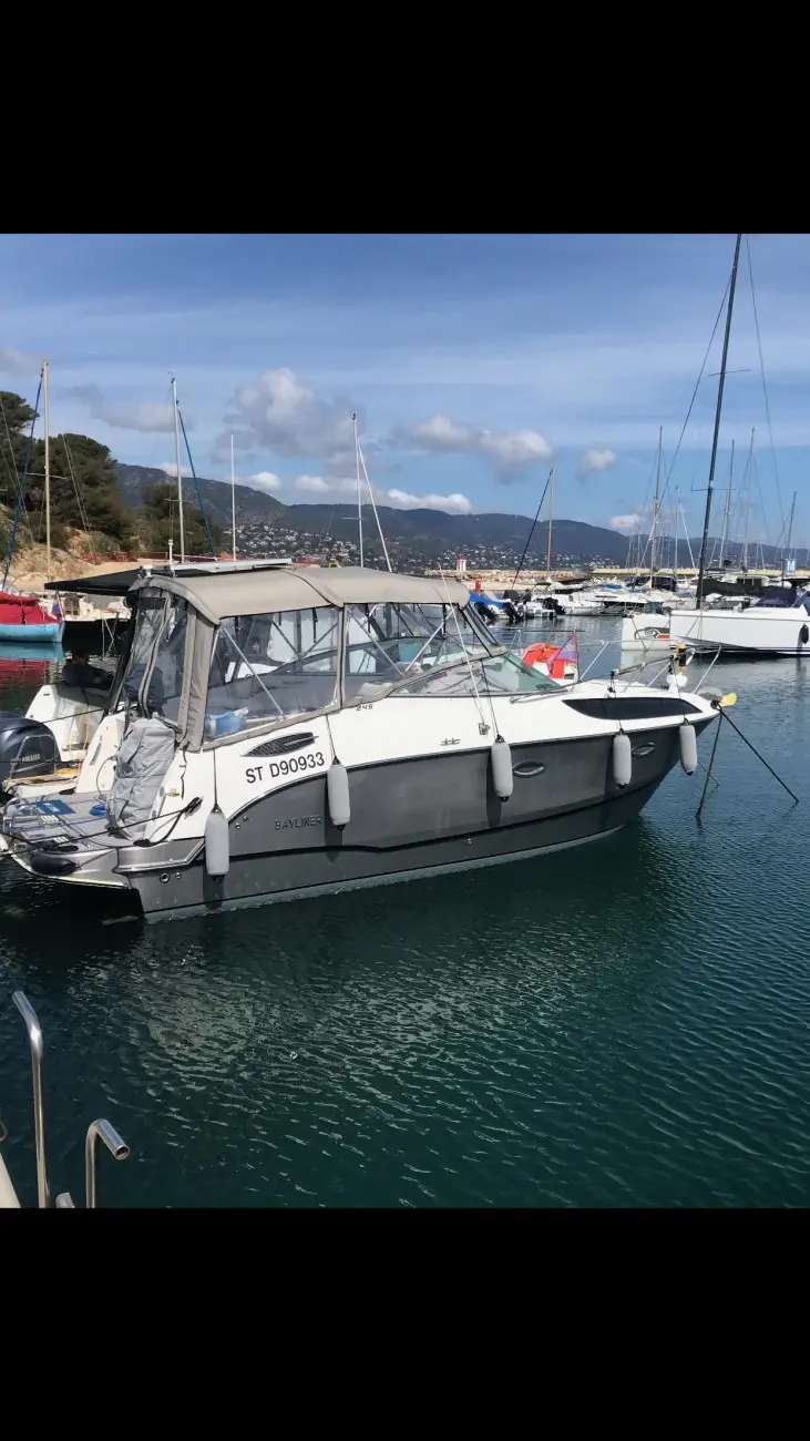 Bayliner 245 — Bateau à moteur Bayliner amarré dans un port, vu de trois quarts côté tribord.
