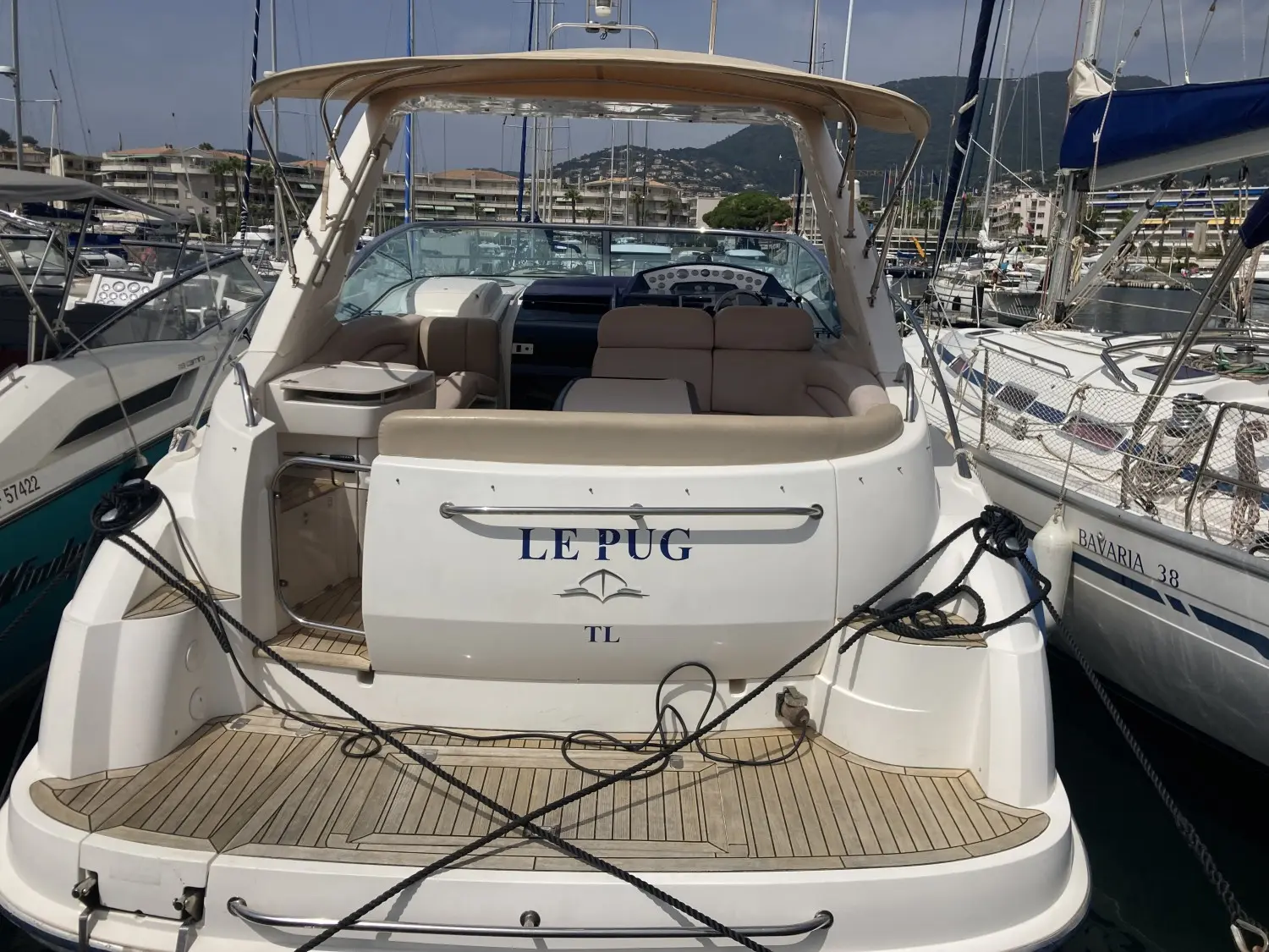 Sealine S 38 — Vue arrière d’un bateau à moteur amarré dans une marina.