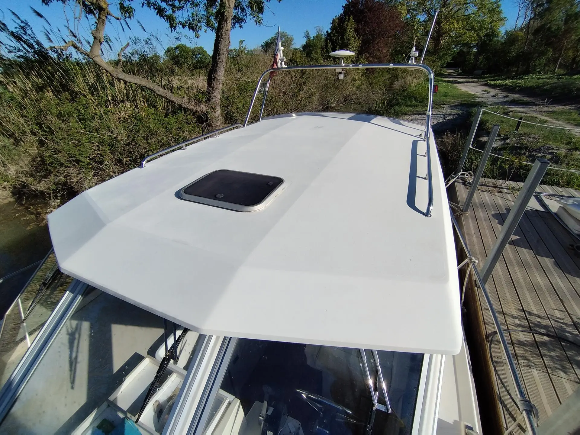 Gibert Marine Jamaica 27 — Vue rapprochée du pont avant et de la timonerie d’un bateau à quai.