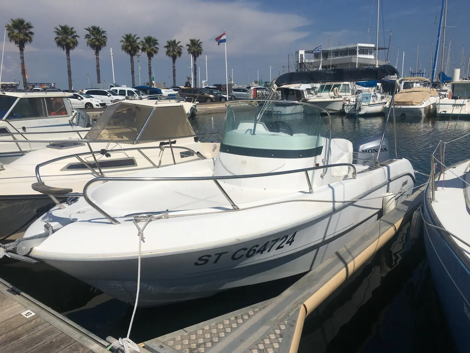 Sessa Marine Key Largo 22 — Bateau à moteur blanc amarré dans un port, vu de trois quarts avant.